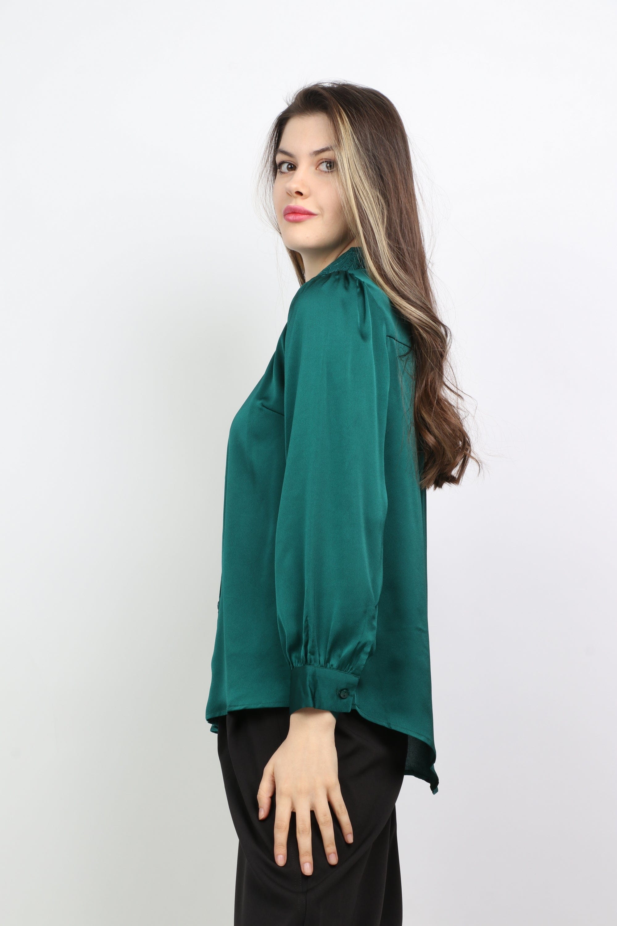 ميكا قميص سادة بأزرار أمامية بياقة دانتيل وكم طويل