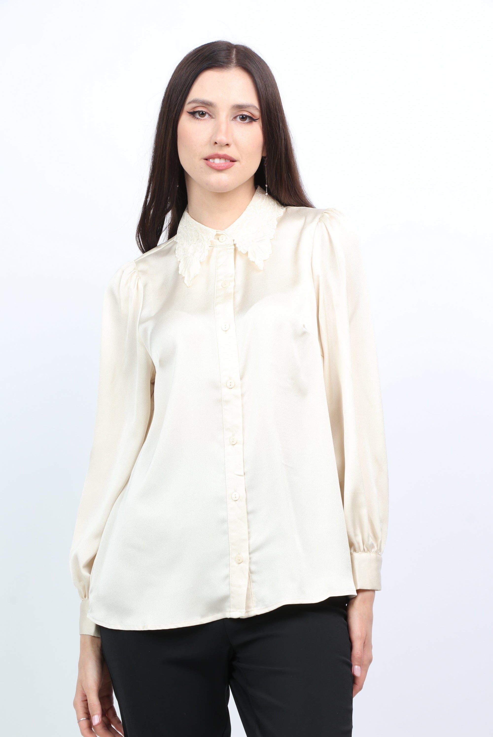ميكا قميص سادة بأزرار أمامية بياقة دانتيل وكم طويل