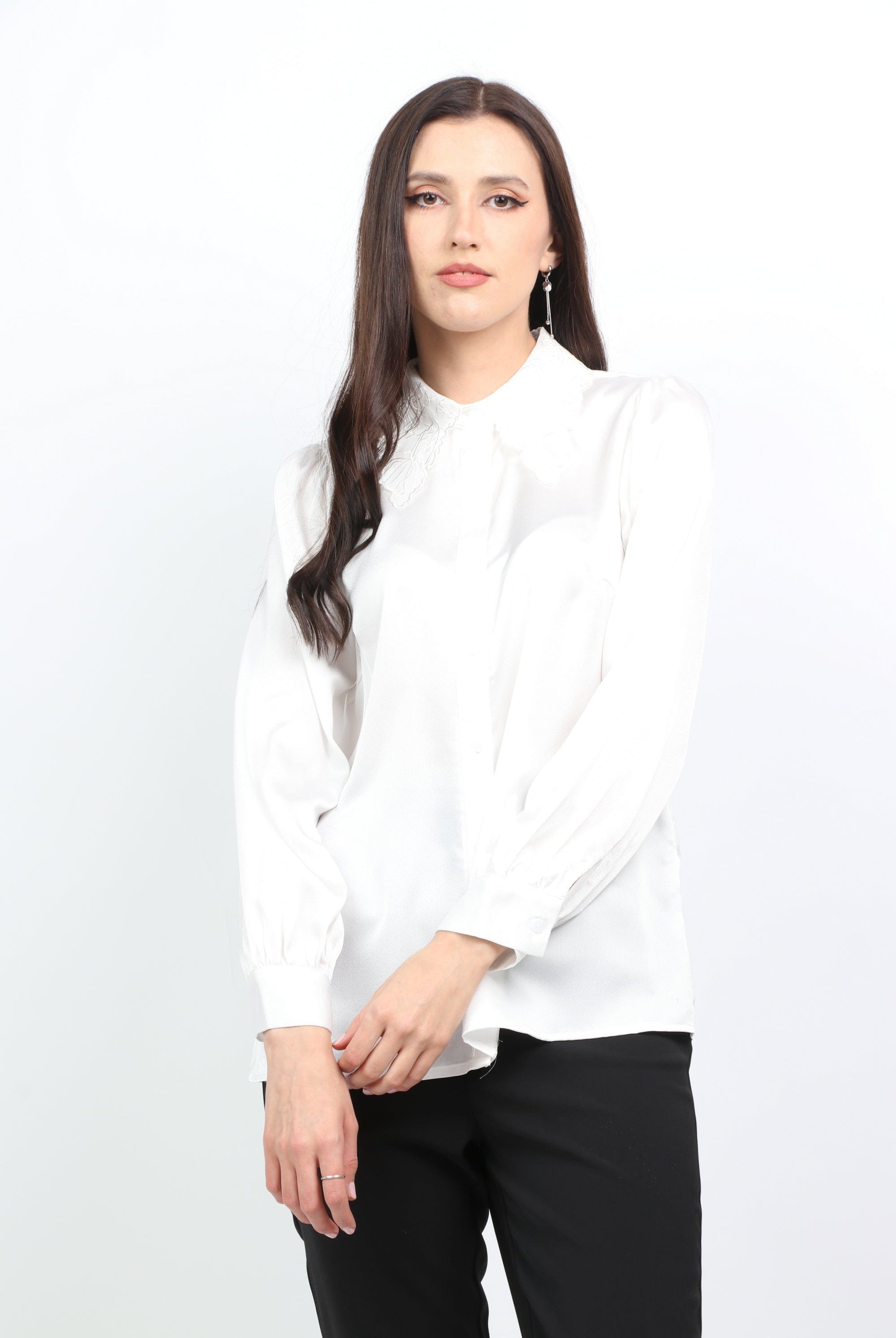 ميكا قميص سادة بأزرار أمامية بياقة دانتيل وكم طويل