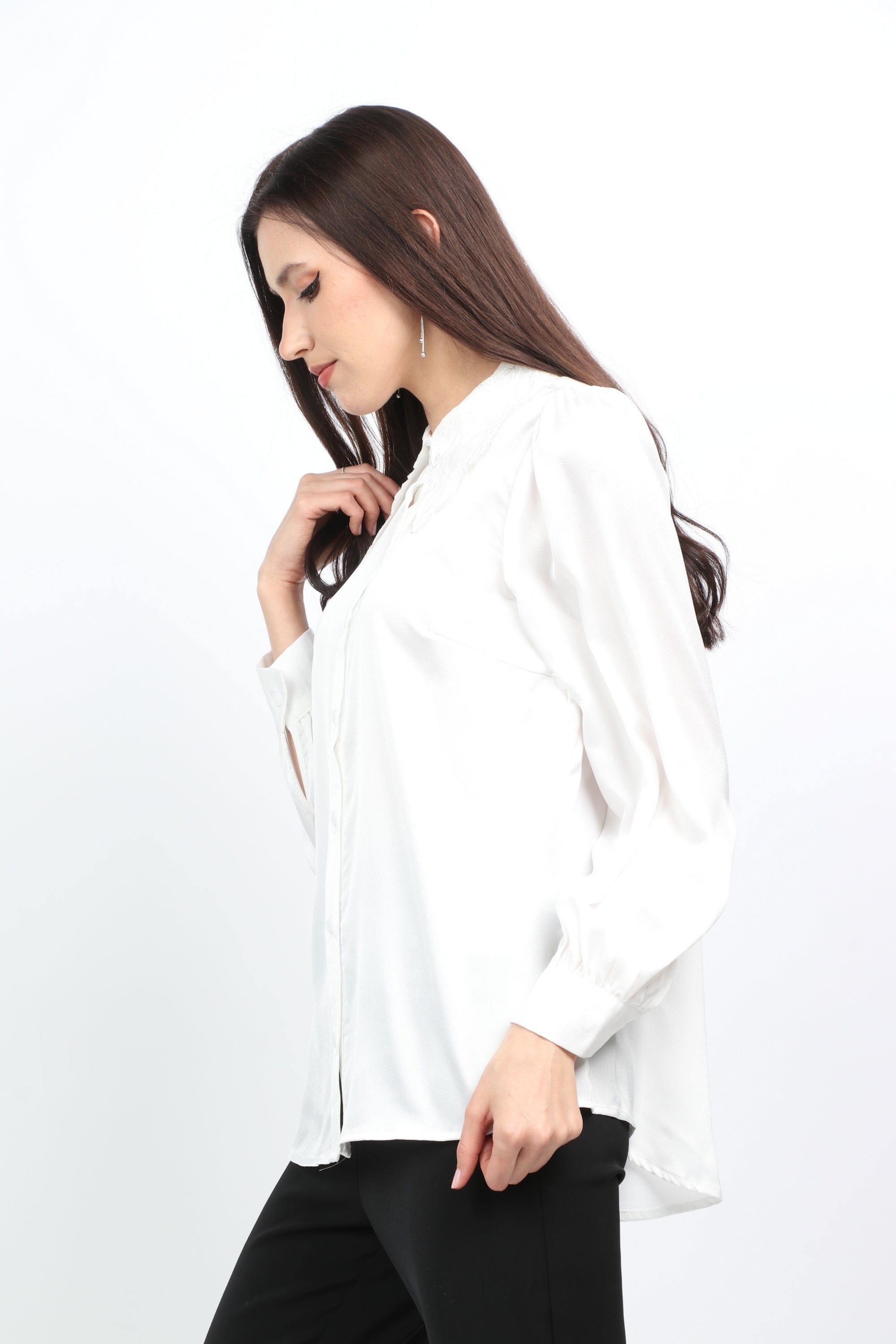 ميكا قميص سادة بأزرار أمامية بياقة دانتيل وكم طويل