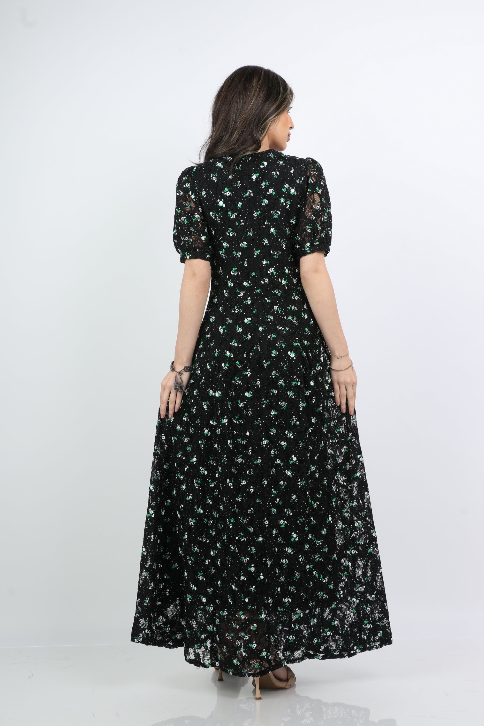 ميكا فستان طويل منقوش بورود صغيرة كم قصير أسود