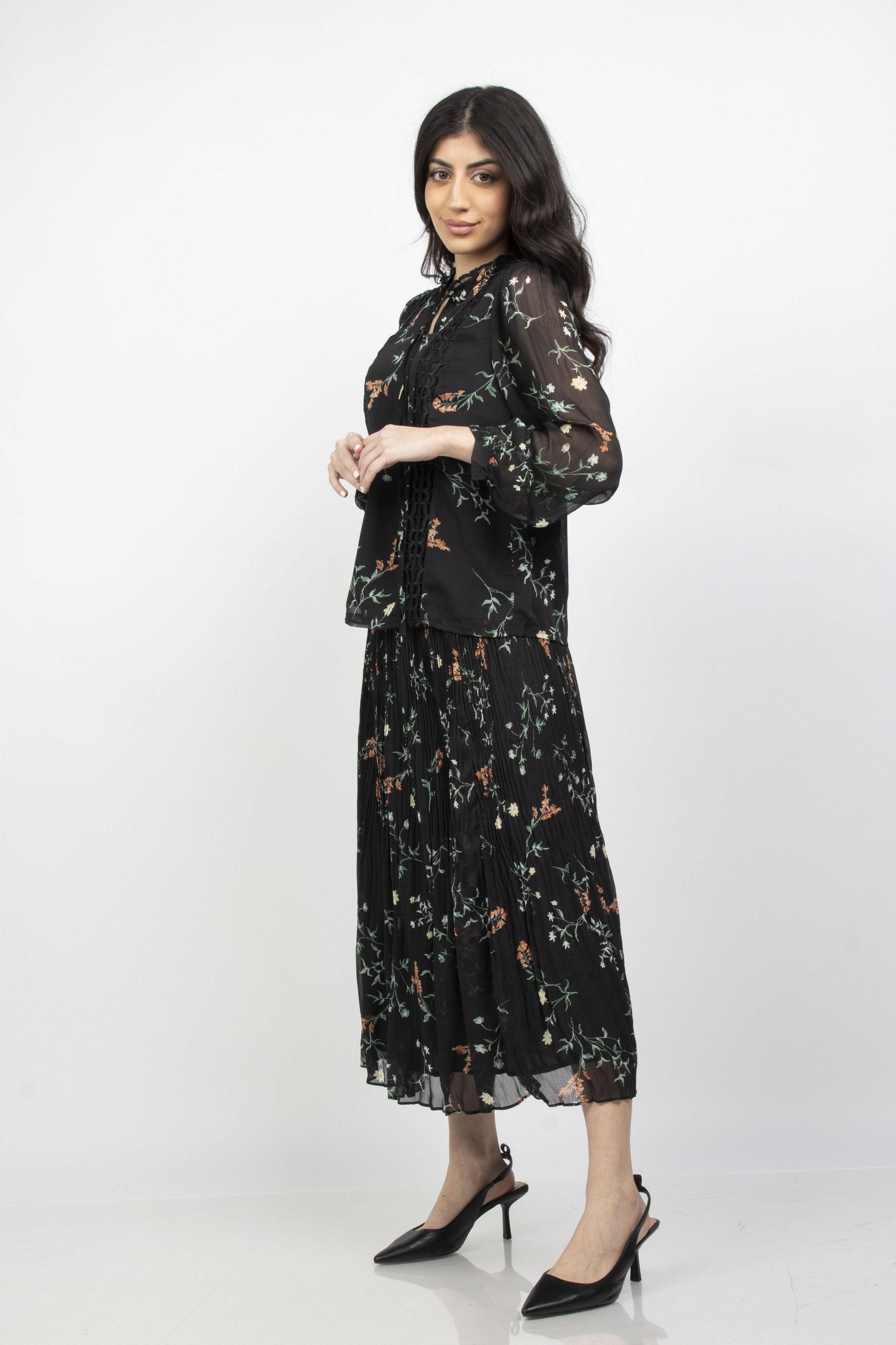 ميكا تنورة ميدي مشجرة بطبعة ورود صغيرة