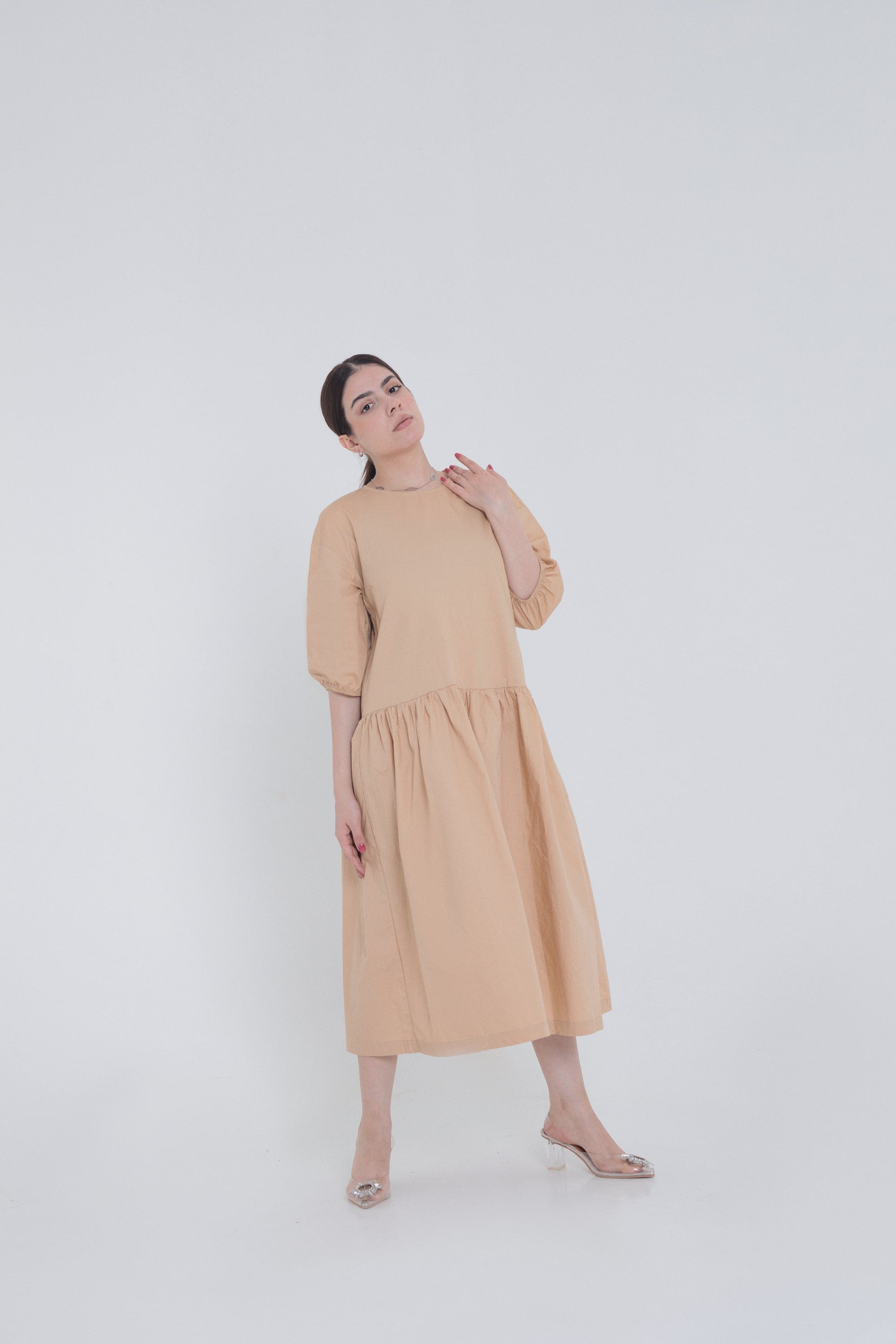 ميكا فستان ميدي سادة واسع بأكمام منفوخة قصيرة