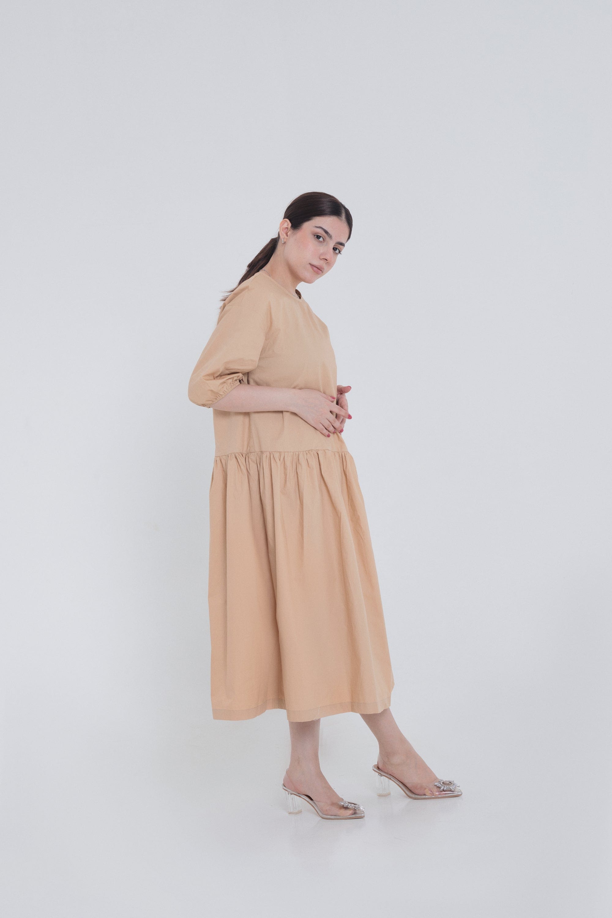 ميكا فستان ميدي سادة واسع بأكمام منفوخة قصيرة