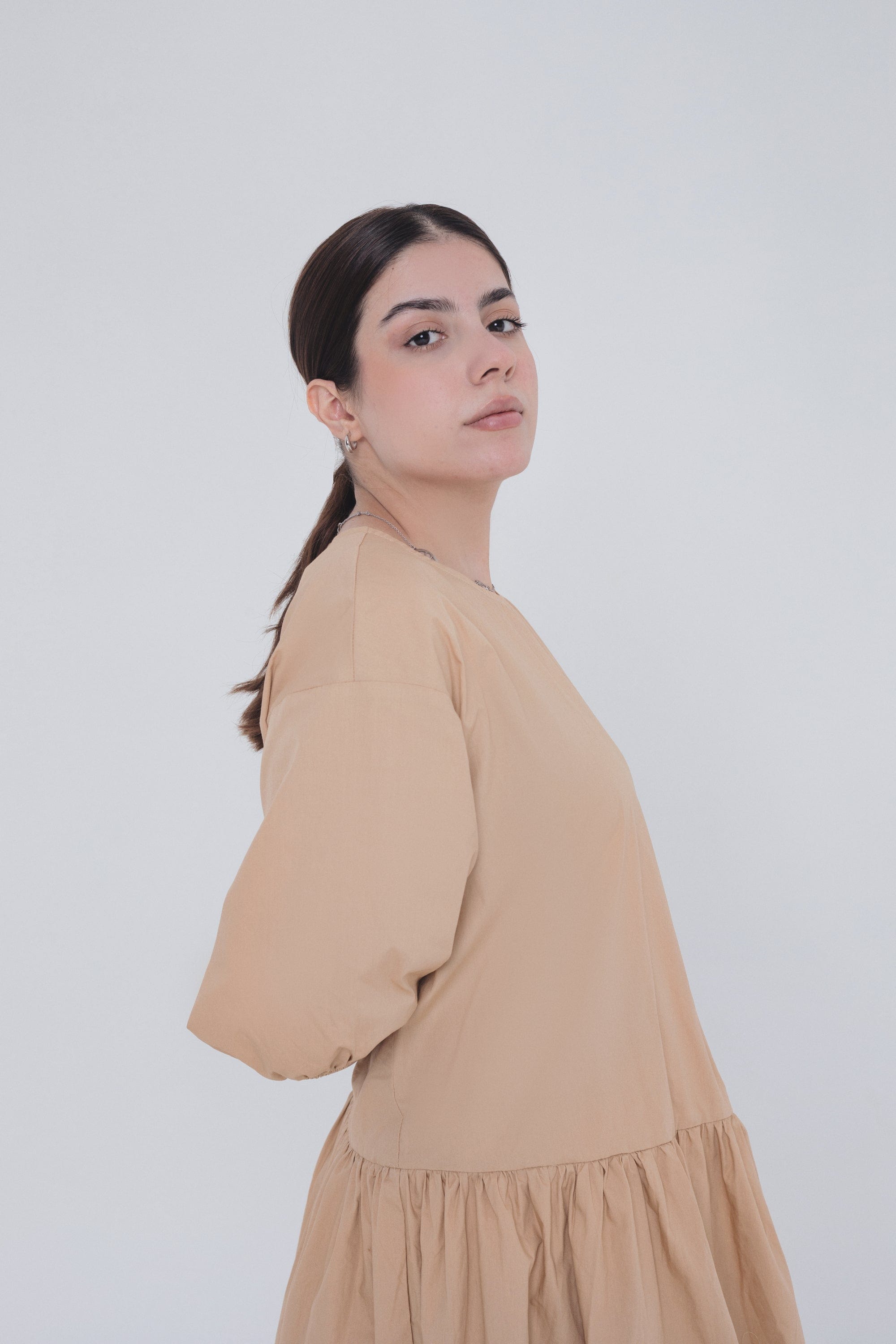 ميكا فستان ميدي سادة واسع بأكمام منفوخة قصيرة