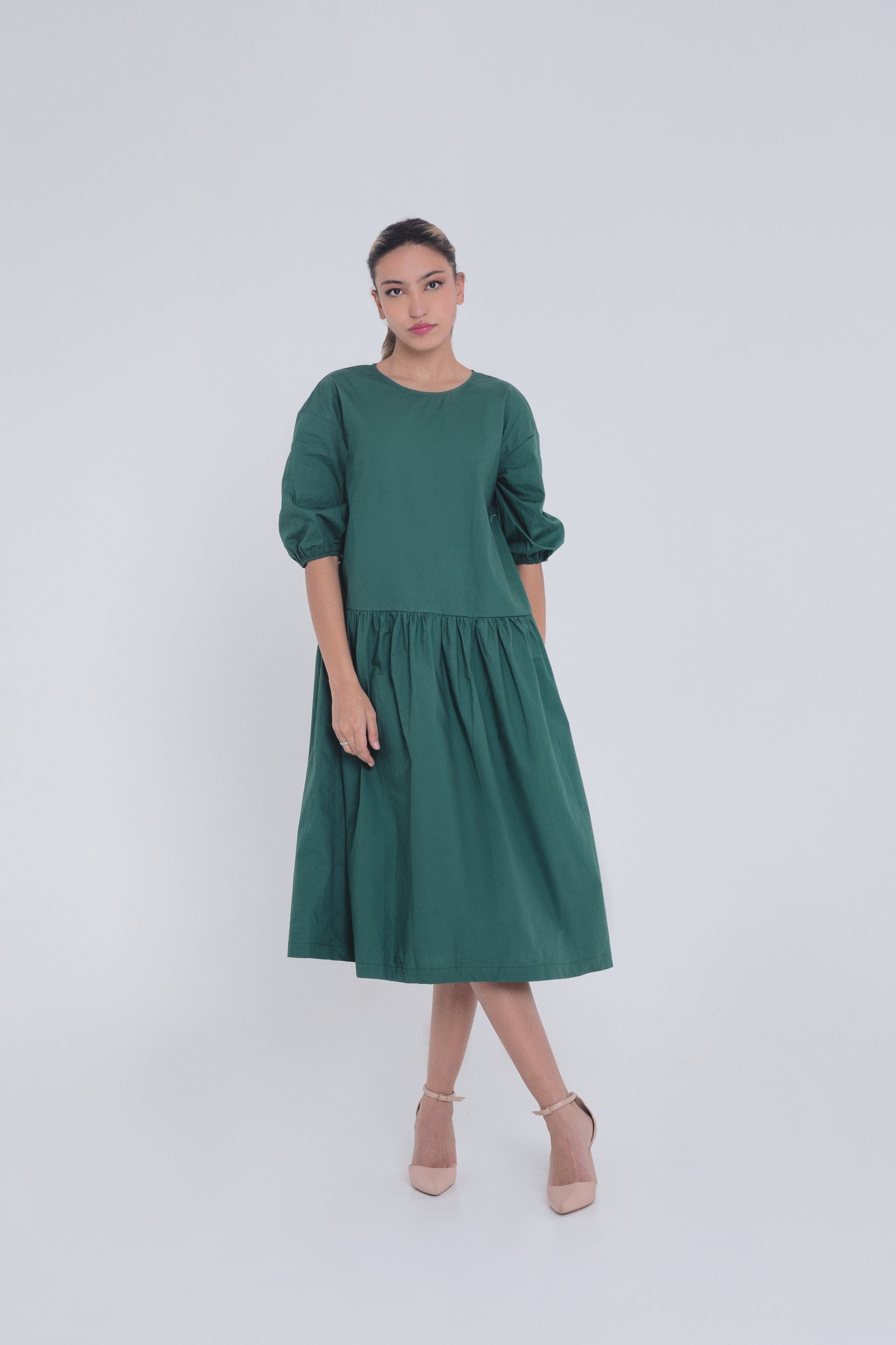 ميكا فستان ميدي سادة واسع بأكمام منفوخة قصيرة