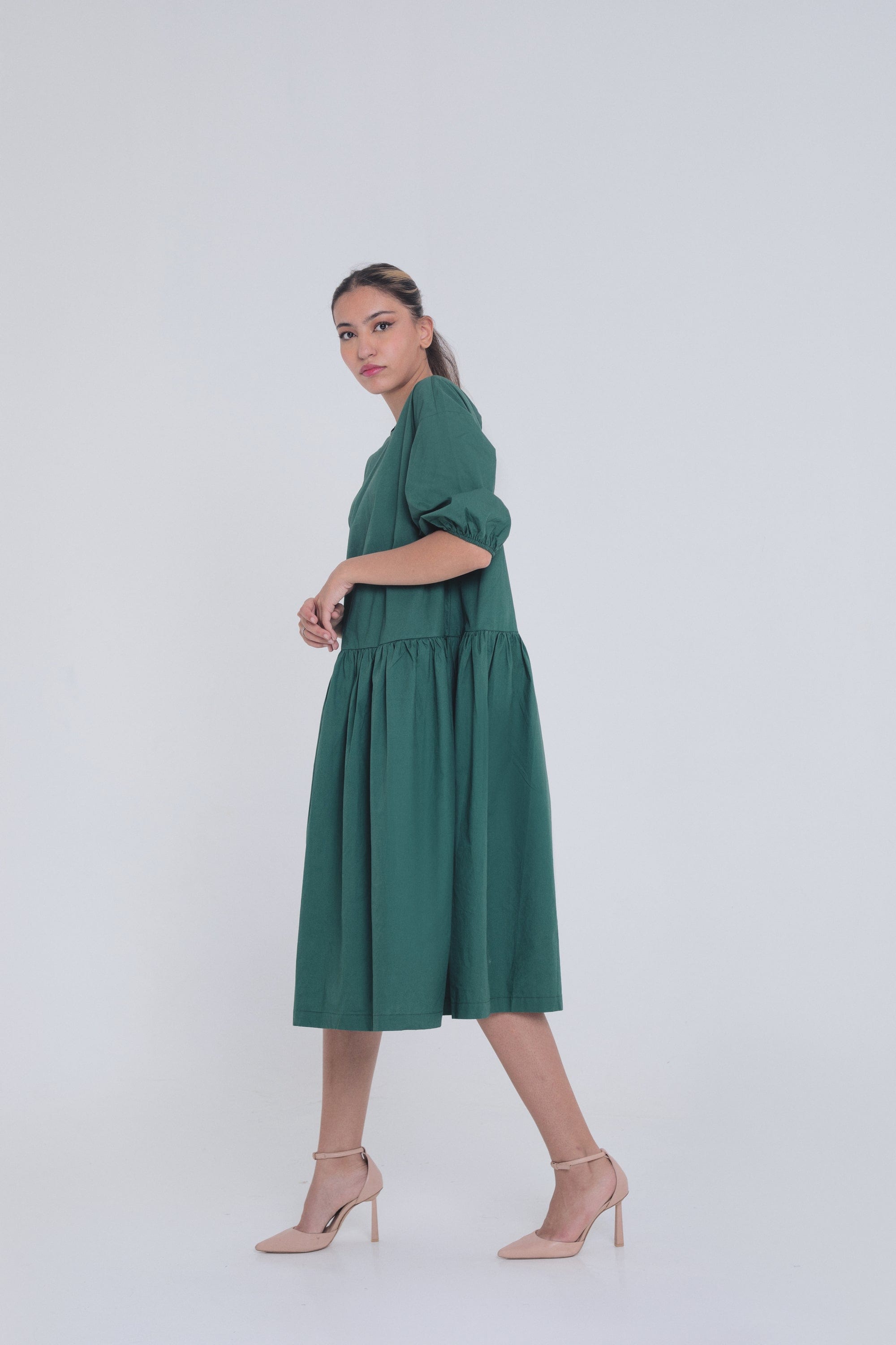 ميكا فستان ميدي سادة واسع بأكمام منفوخة قصيرة