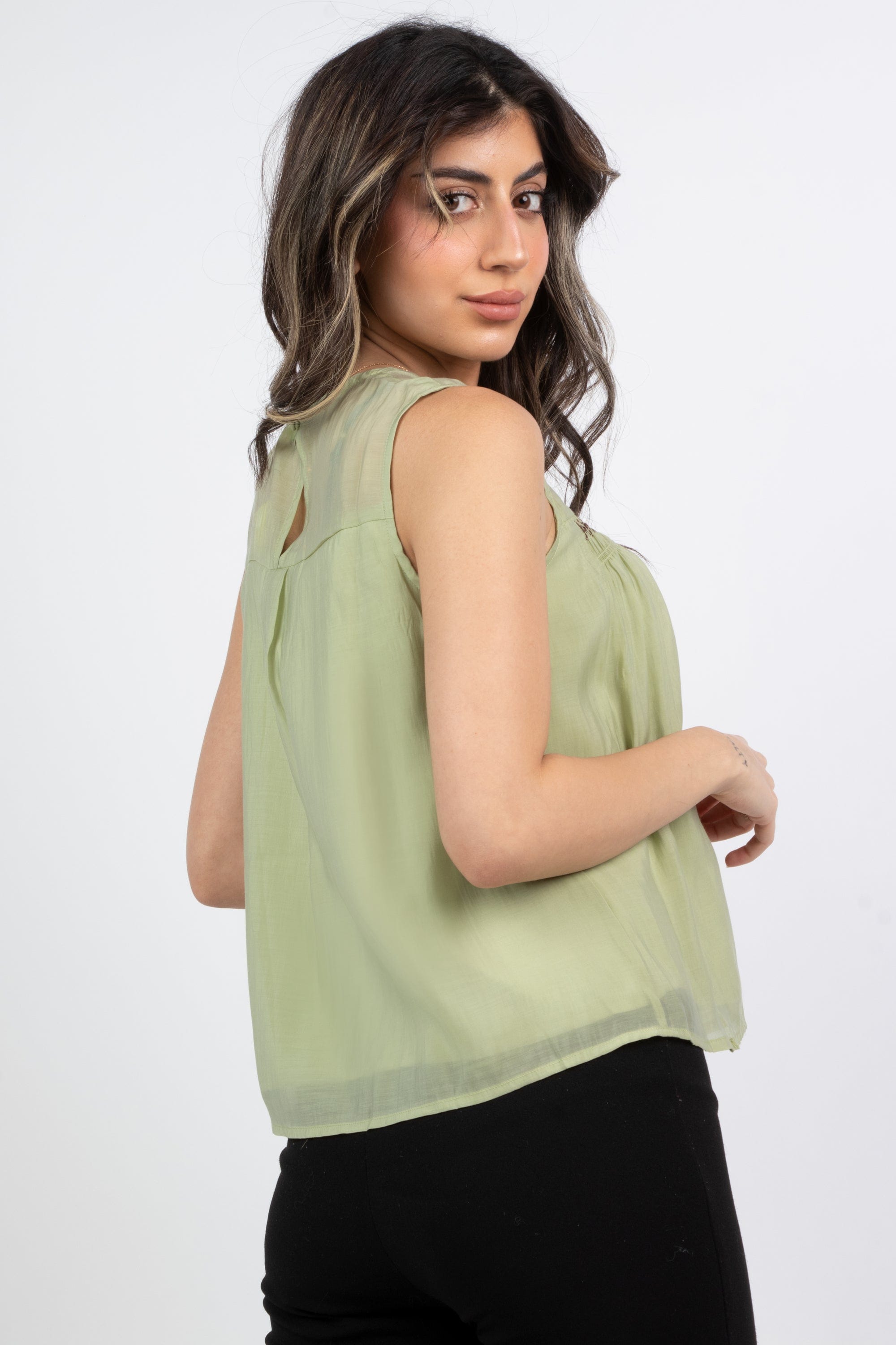 ู
ููุง ุจููุฒุฉ ูุณุงุฆู ูุช ู
ูุดูุดุฉ ู
ู ุฃุณูู ุดูููู ุนูู ุงูุตุฏุฑ ูุณุงุฆู