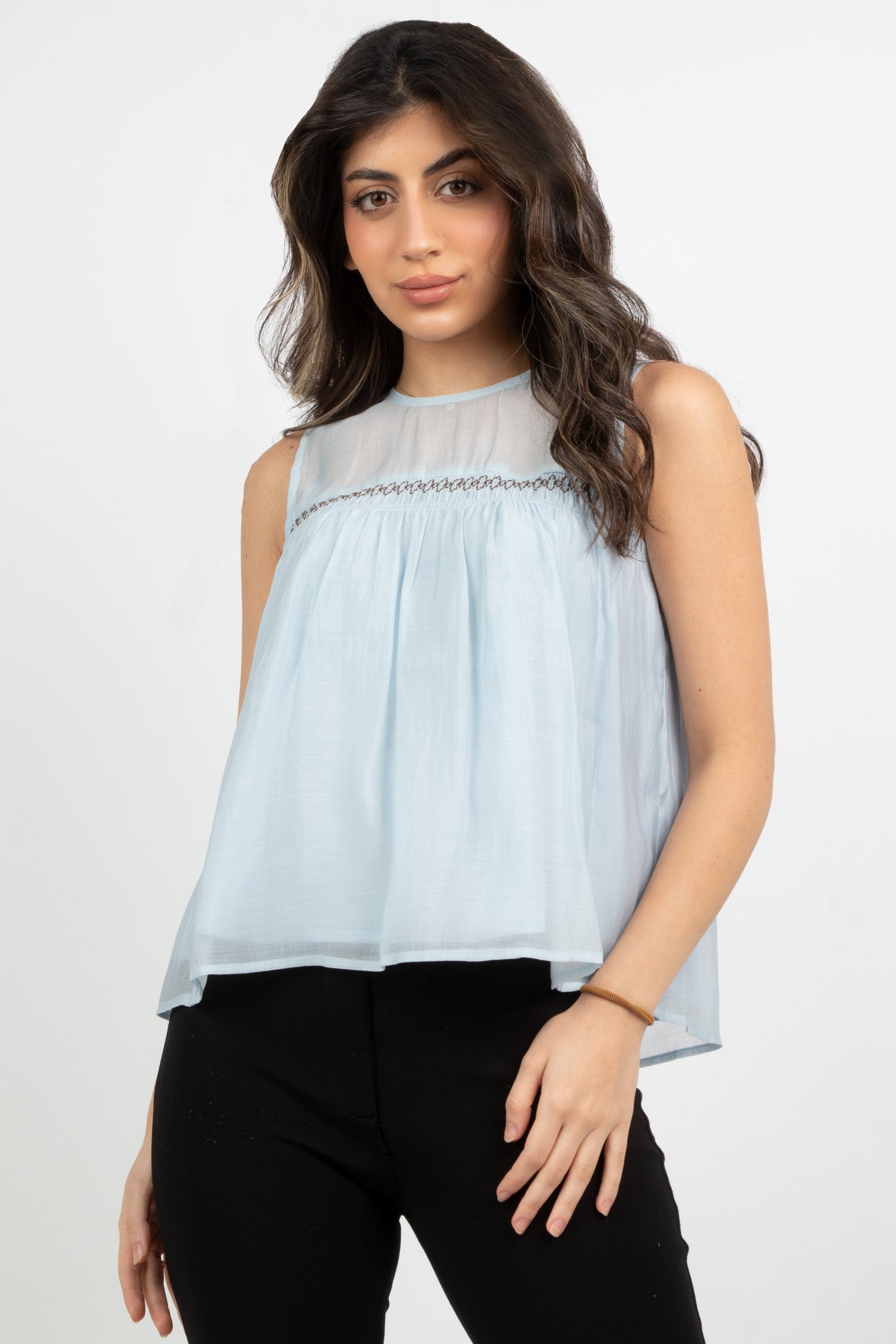 ู
ููุง ุจููุฒุฉ ูุณุงุฆู ูุช ู
ูุดูุดุฉ ู
ู ุฃุณูู ุดูููู ุนูู ุงูุตุฏุฑ ูุณุงุฆู