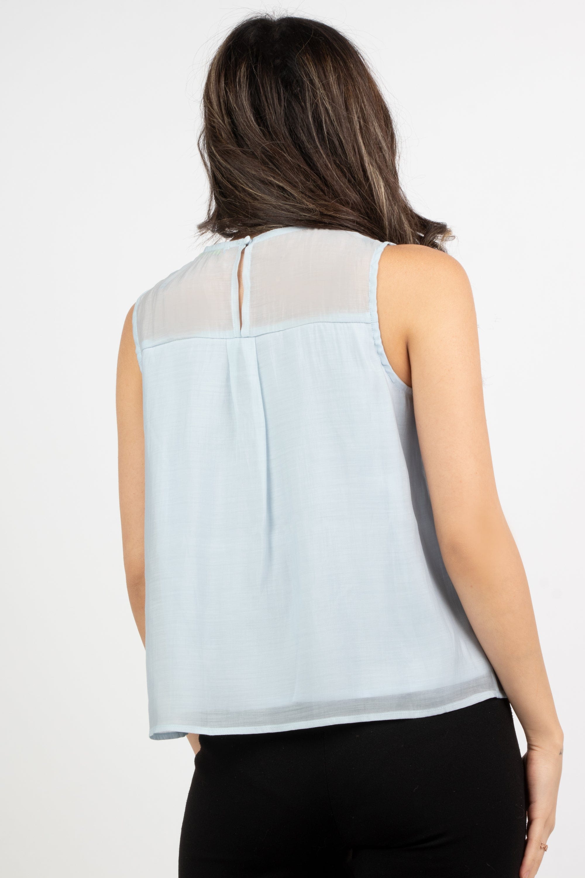 ู
ููุง ุจููุฒุฉ ูุณุงุฆู ูุช ู
ูุดูุดุฉ ู
ู ุฃุณูู ุดูููู ุนูู ุงูุตุฏุฑ ูุณุงุฆู