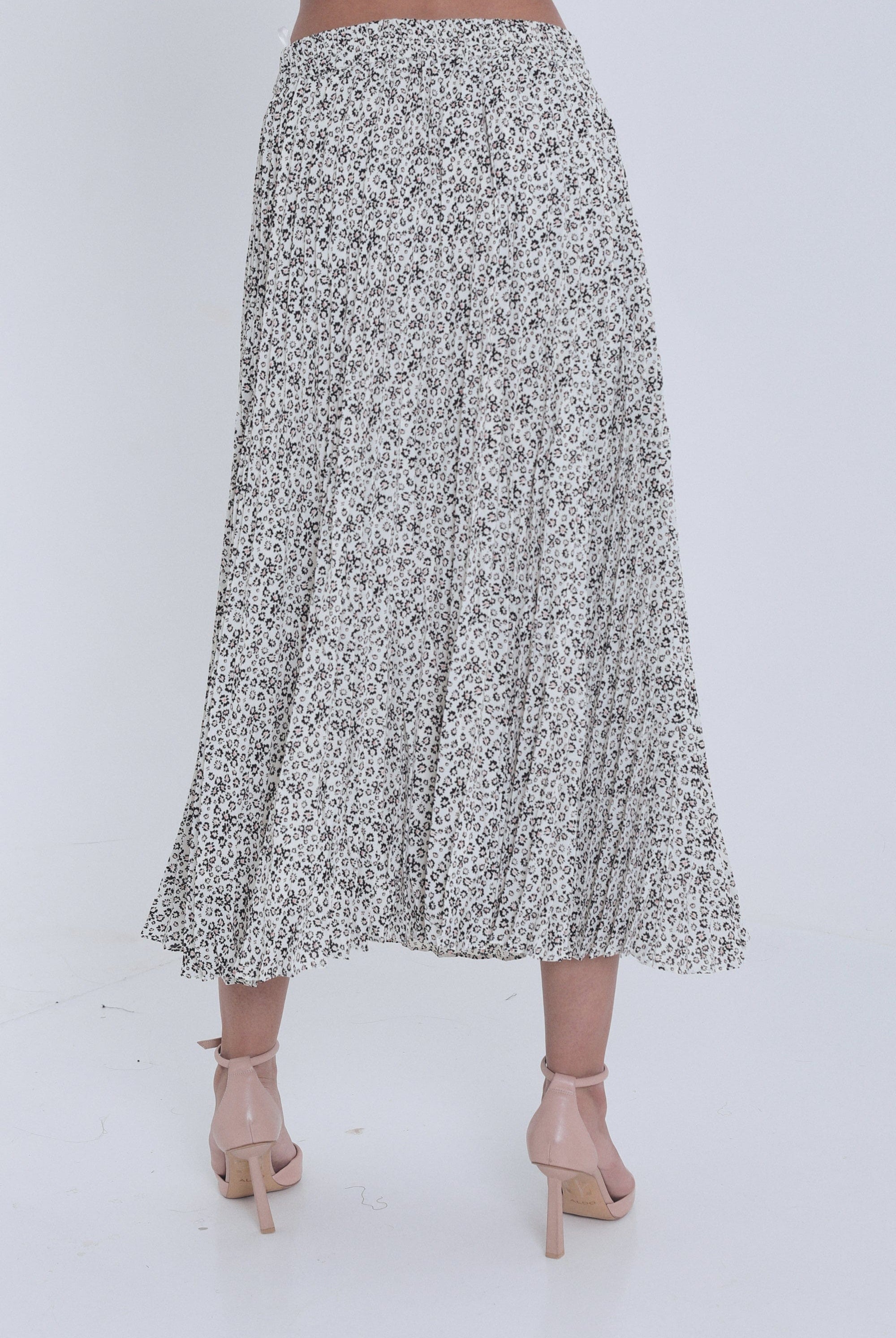 ميكا تنورة ميدي منقوشة بكسرات مزين بأزرار