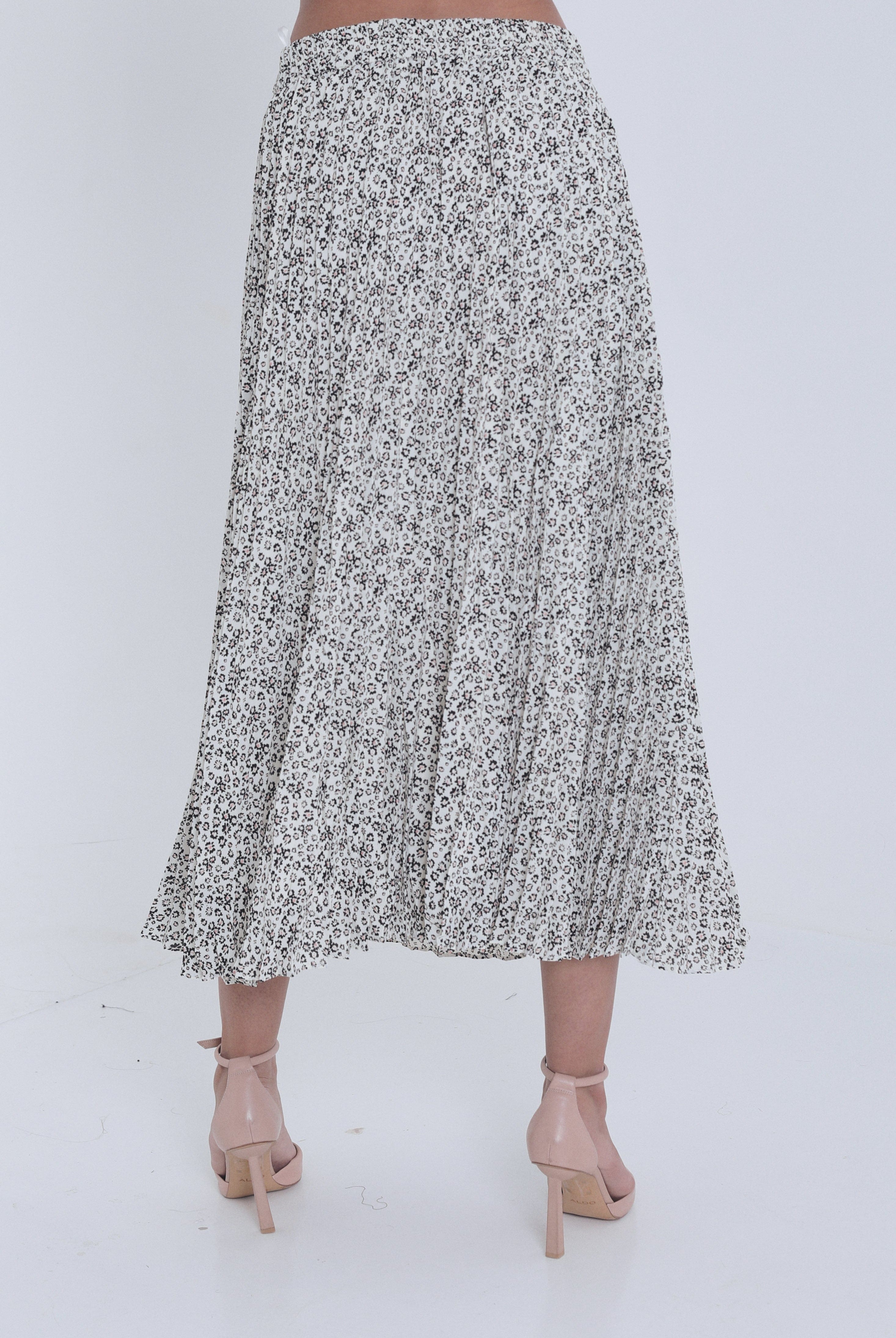 ميكا تنورة ميدي منقوشة بكسرات مزين بأزرار