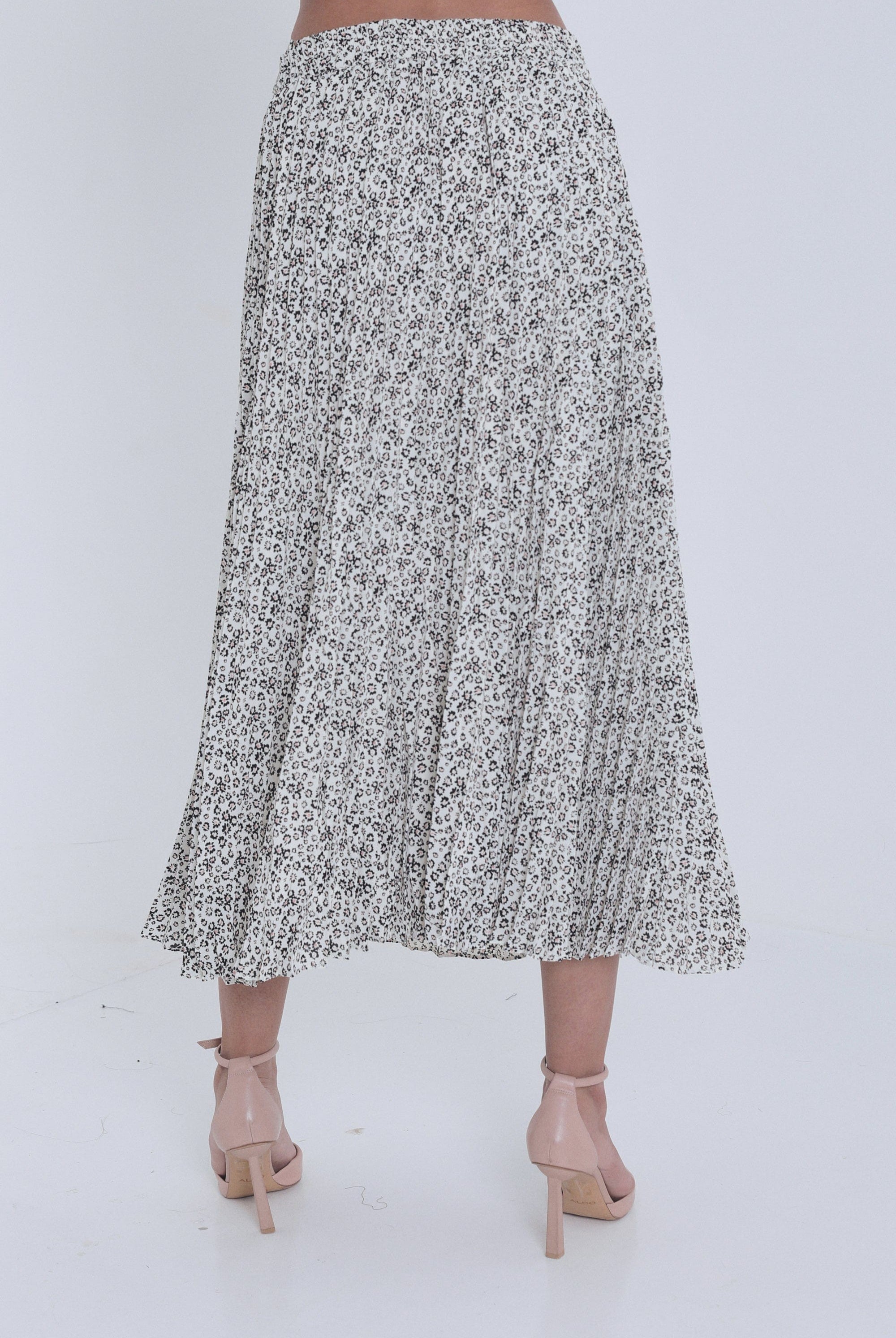 ميكا تنورة ميدي منقوشة بكسرات مزين بأزرار