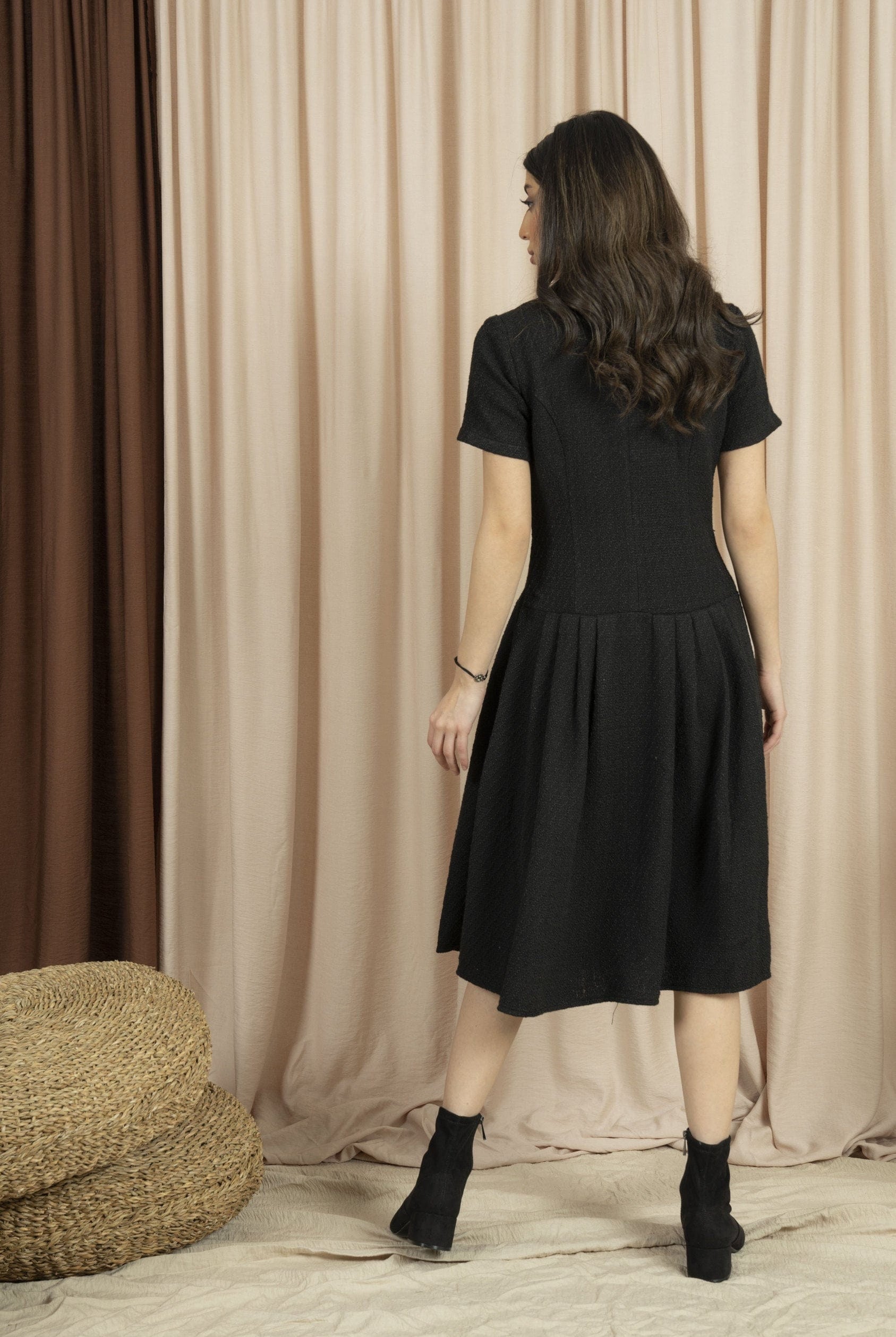 ميكا فستان صوف نسائي ميدي بفتحة رقبة V