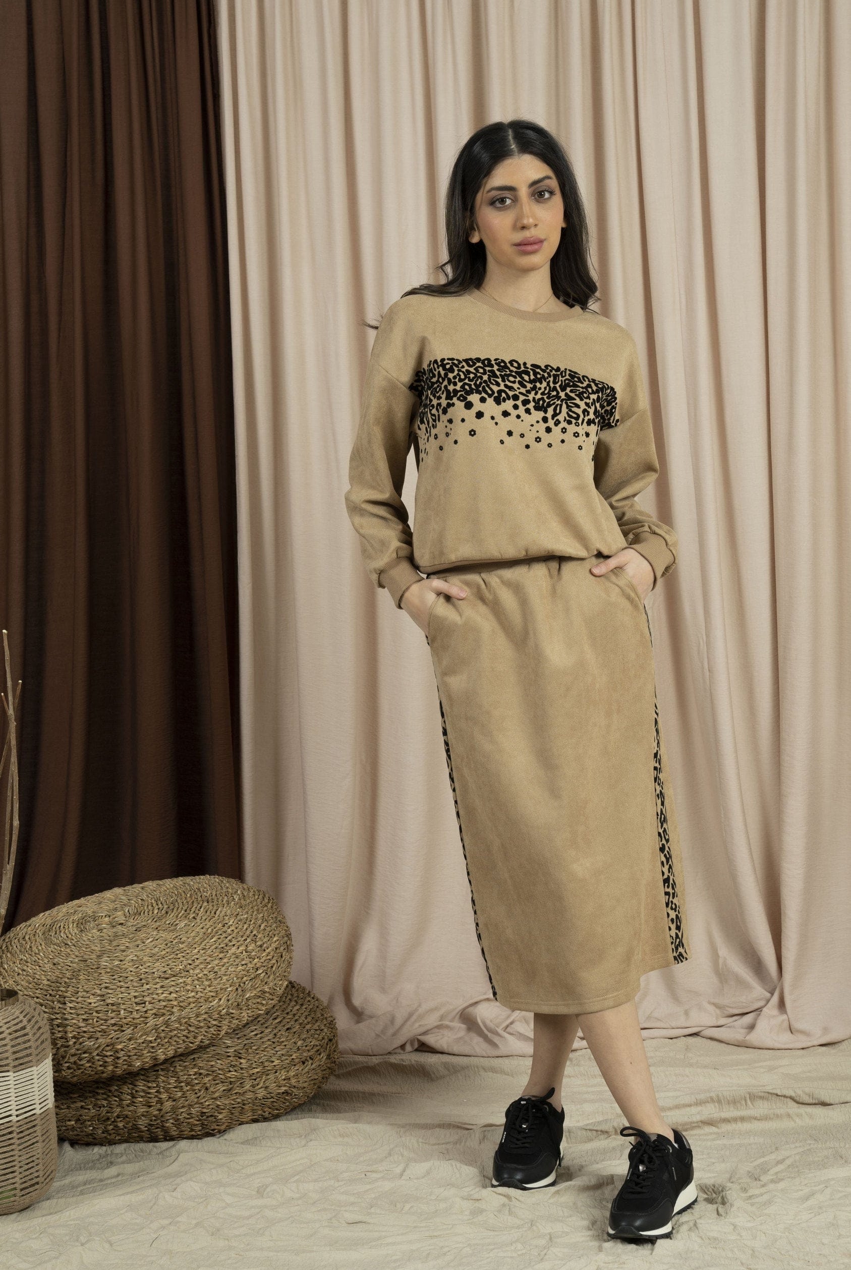 ميكا تنورة ميدي شتوي مزينة بخط جانبي علي شكل نمري