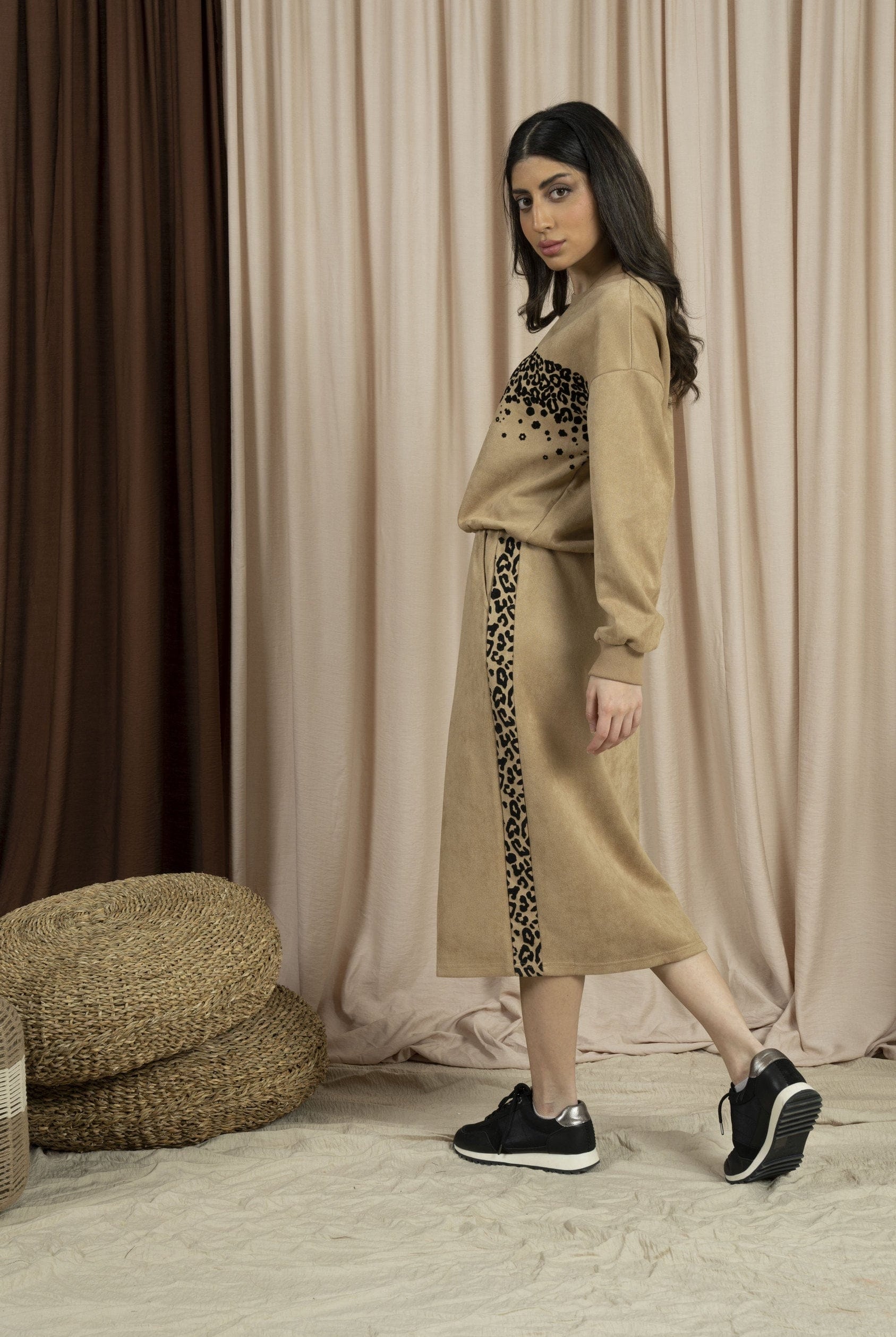 ميكا تنورة ميدي شتوي مزينة بخط جانبي علي شكل نمري