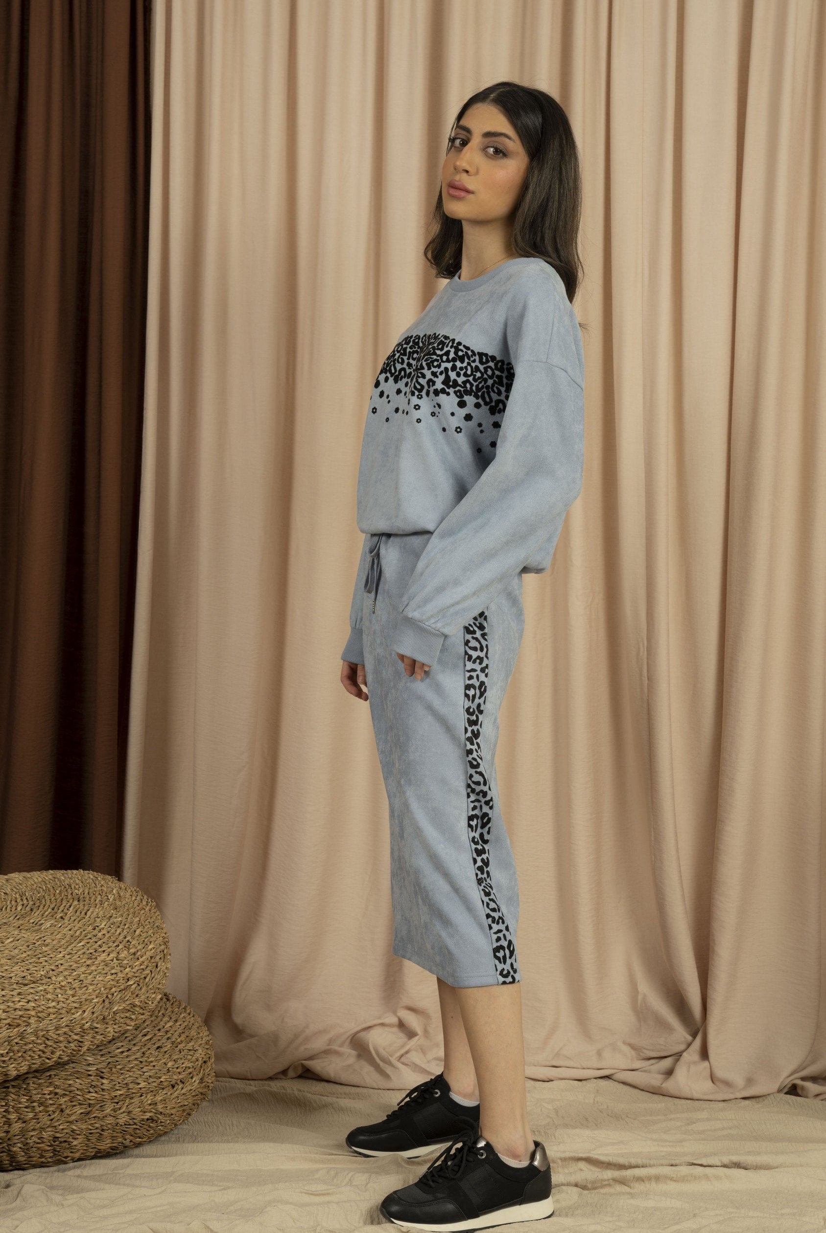 ميكا تنورة ميدي شتوي مزينة بخط جانبي علي شكل نمري