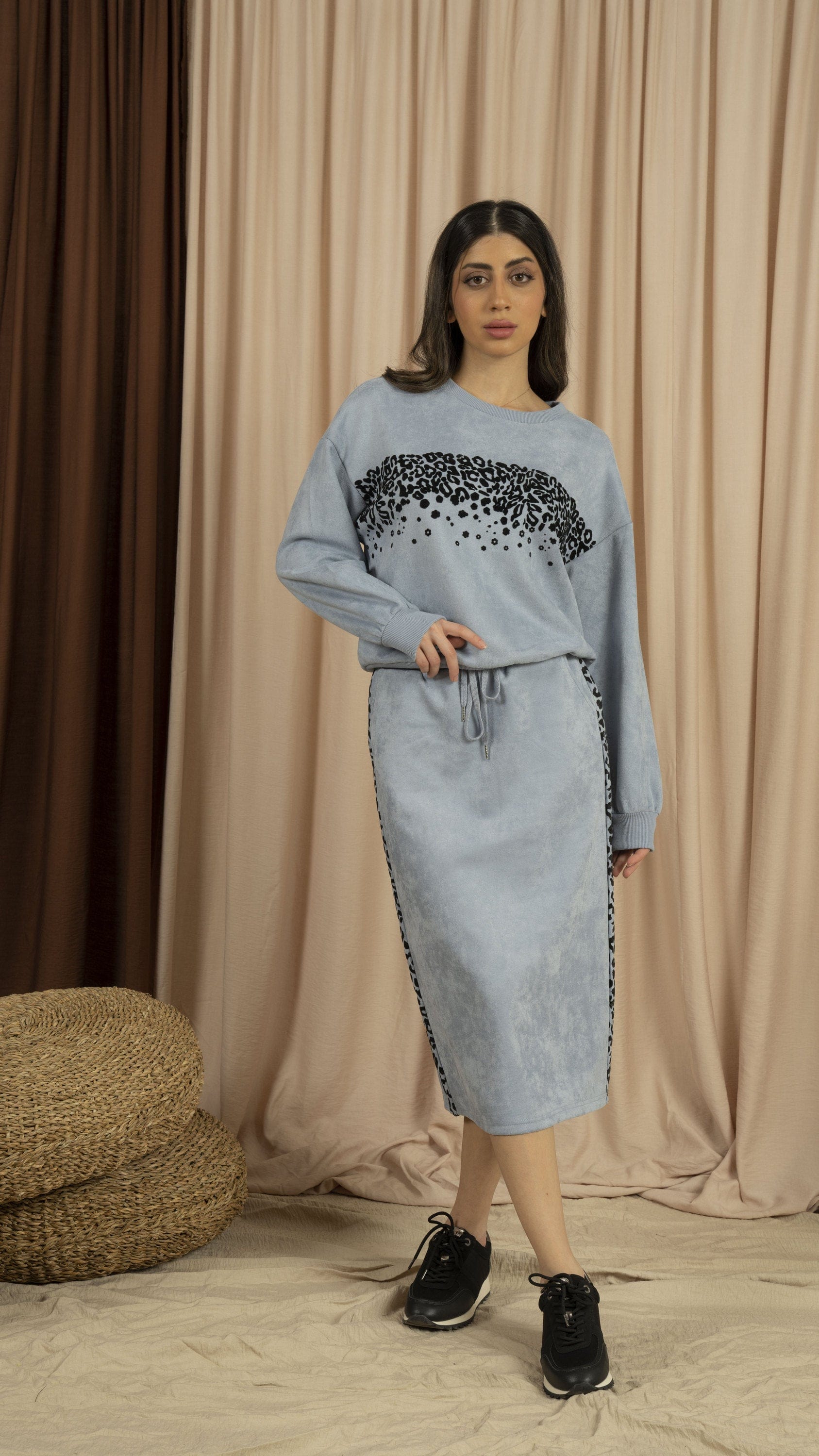 ميكا تنورة ميدي شتوي مزينة بخط جانبي علي شكل نمري