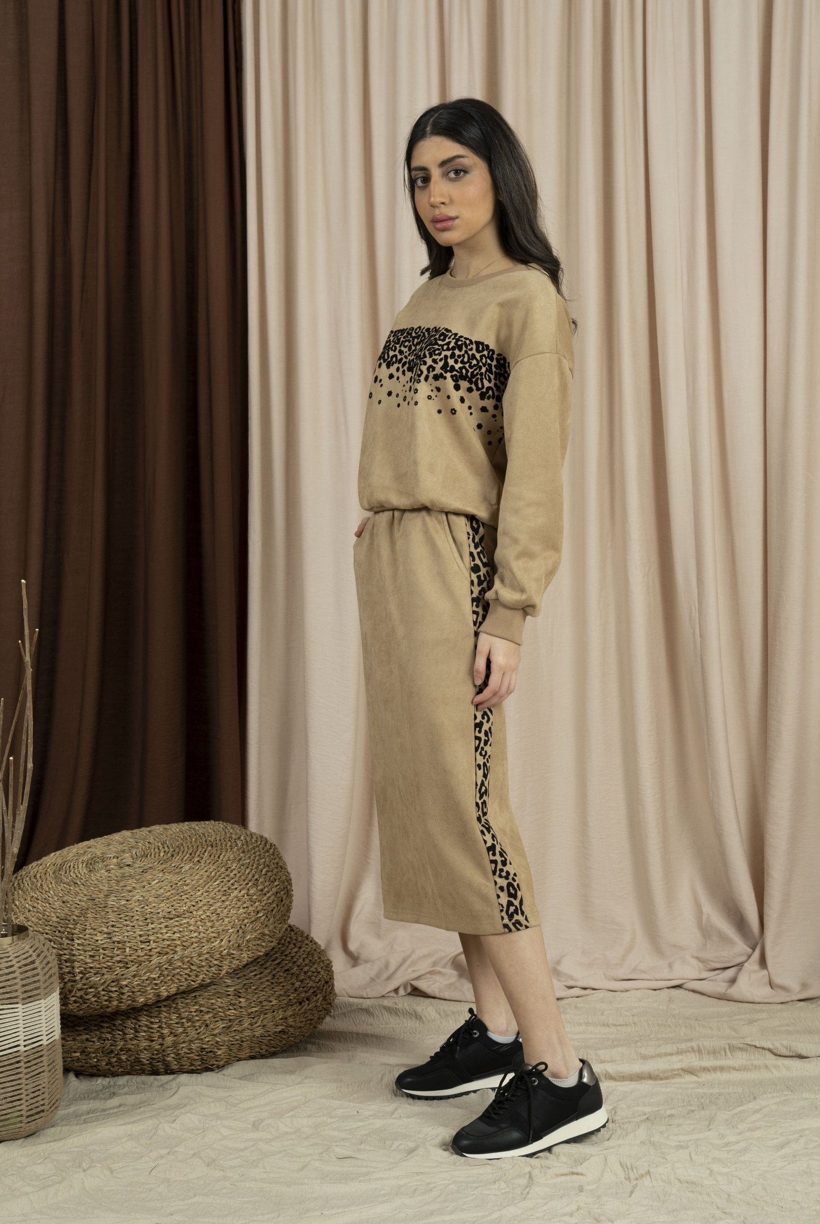 ميكا تنورة ميدي شتوي مزينة بخط جانبي علي شكل نمري