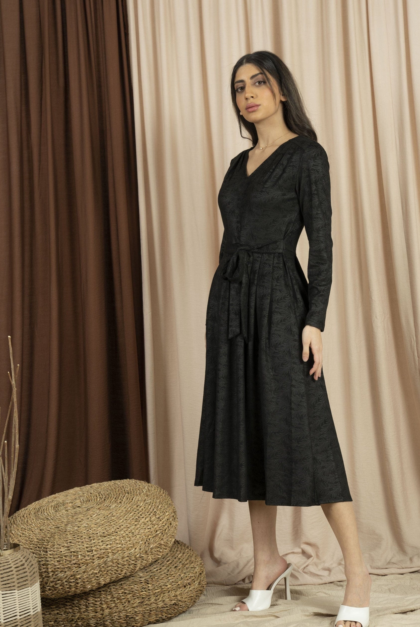 ميكا فستان نسائي بحزام بفتحة صدر V