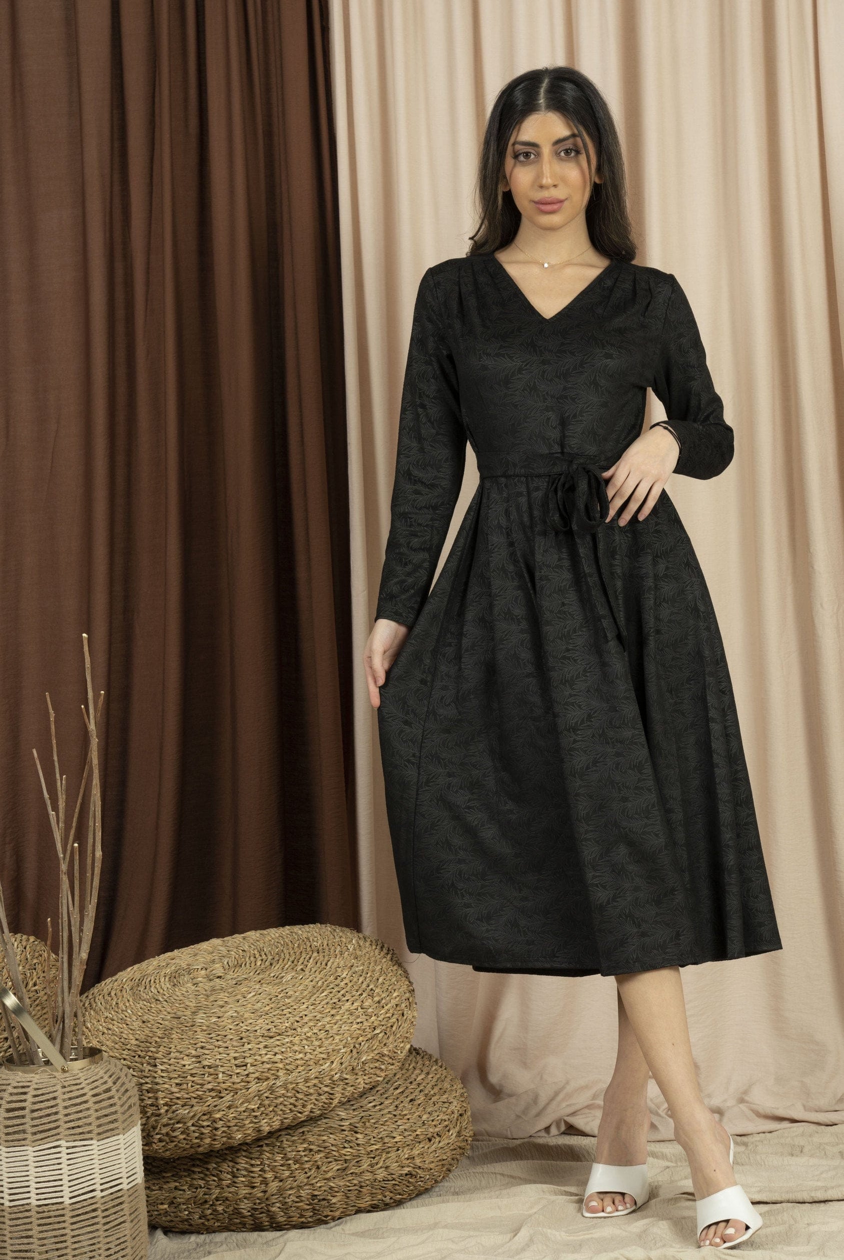 ميكا فستان نسائي بحزام بفتحة صدر V