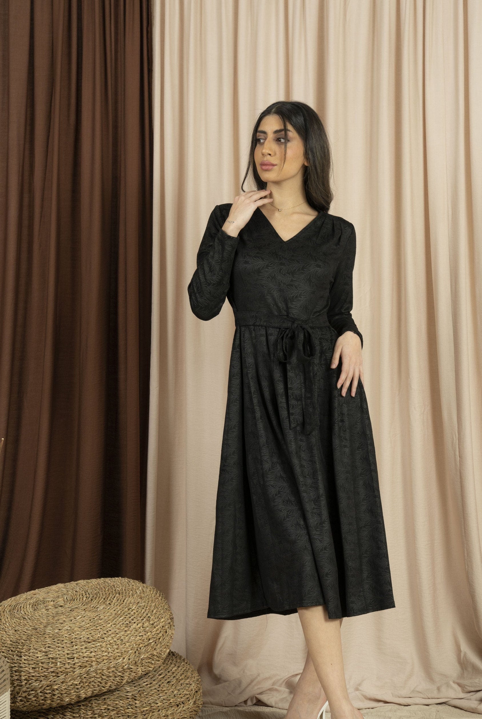 ميكا فستان نسائي بحزام بفتحة صدر V