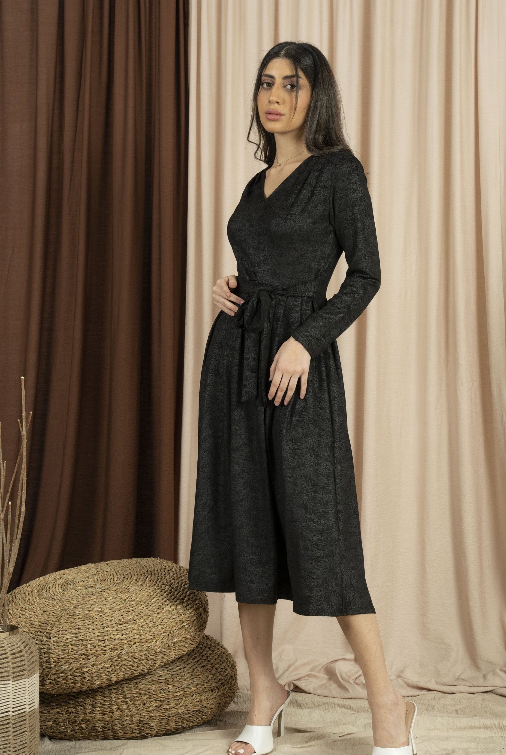 ميكا فستان نسائي بحزام بفتحة صدر V