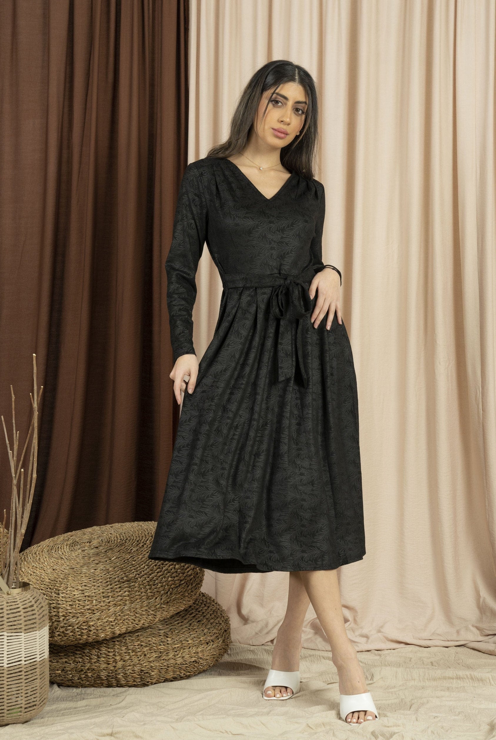 ميكا فستان نسائي بحزام بفتحة صدر V