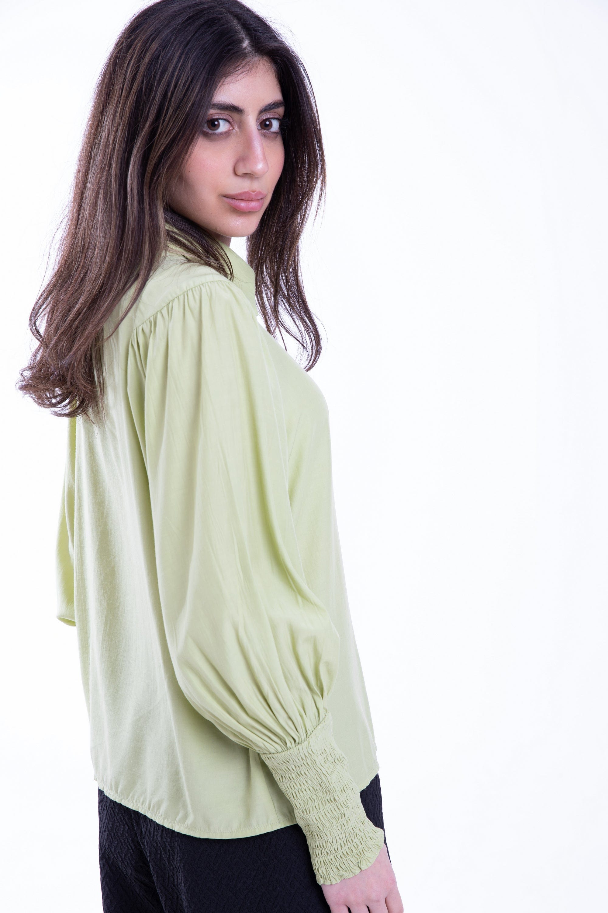 ميكا قميص سادة بأزرار أمامية كم طويل نسائي