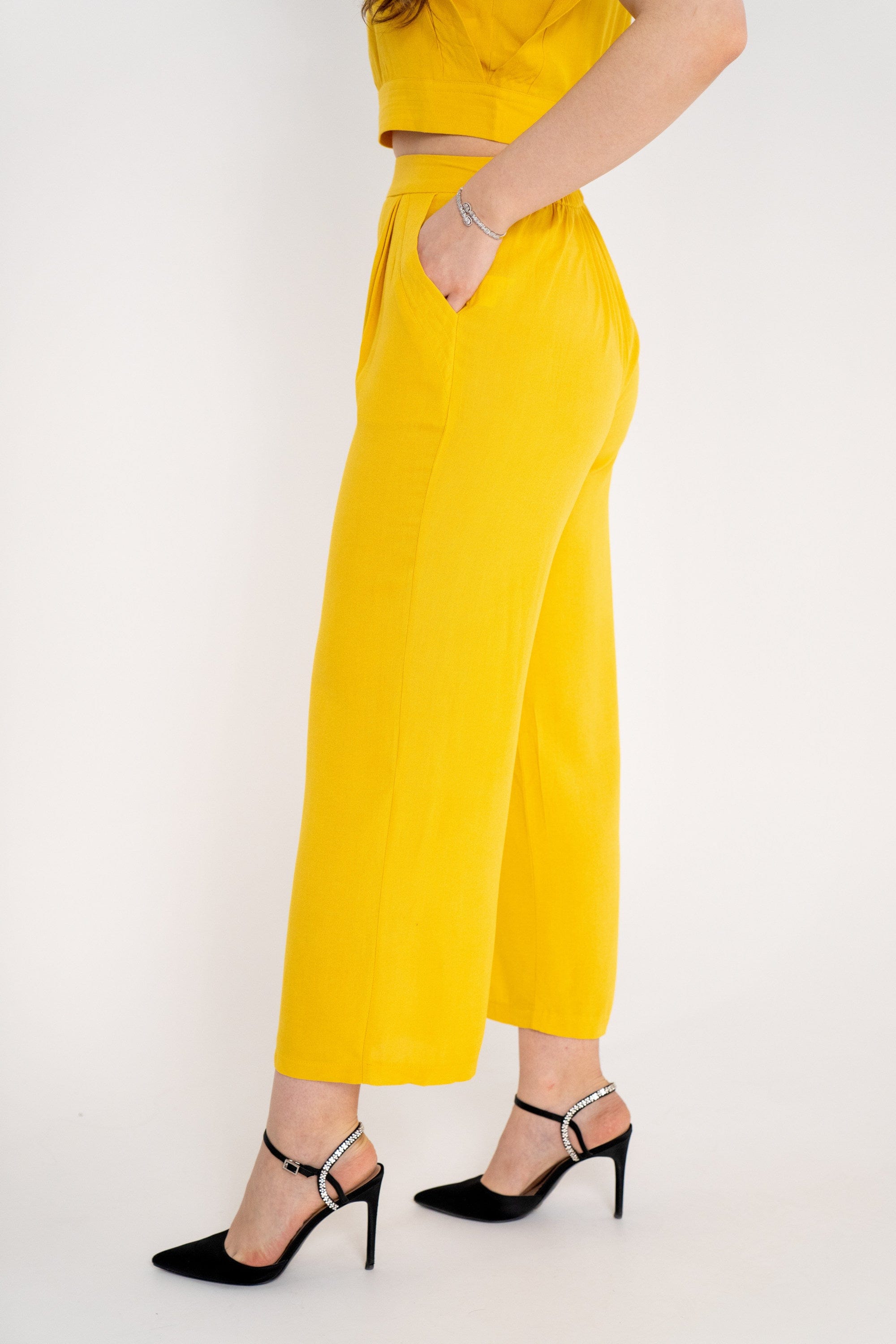 ميكا بنطلون سادة واسع بجيوب جانبية نسائي