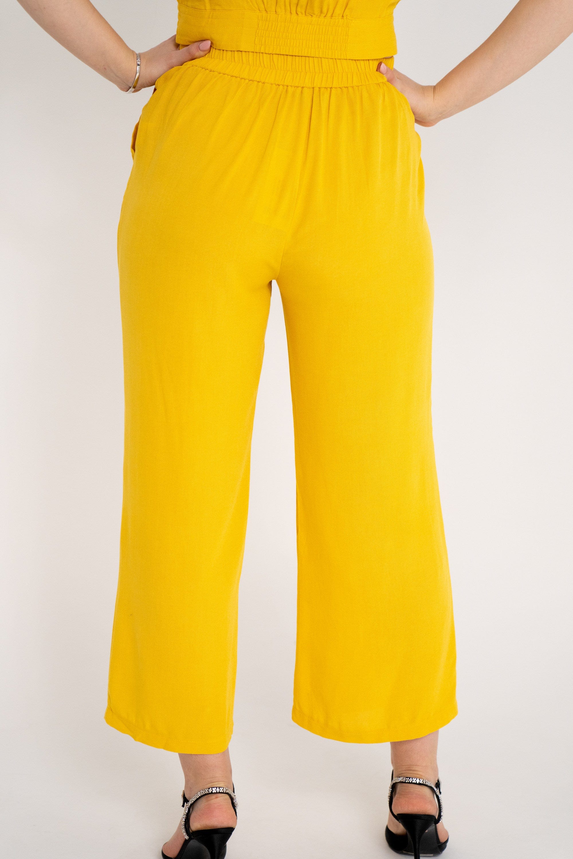 ميكا بنطلون سادة واسع بجيوب جانبية نسائي