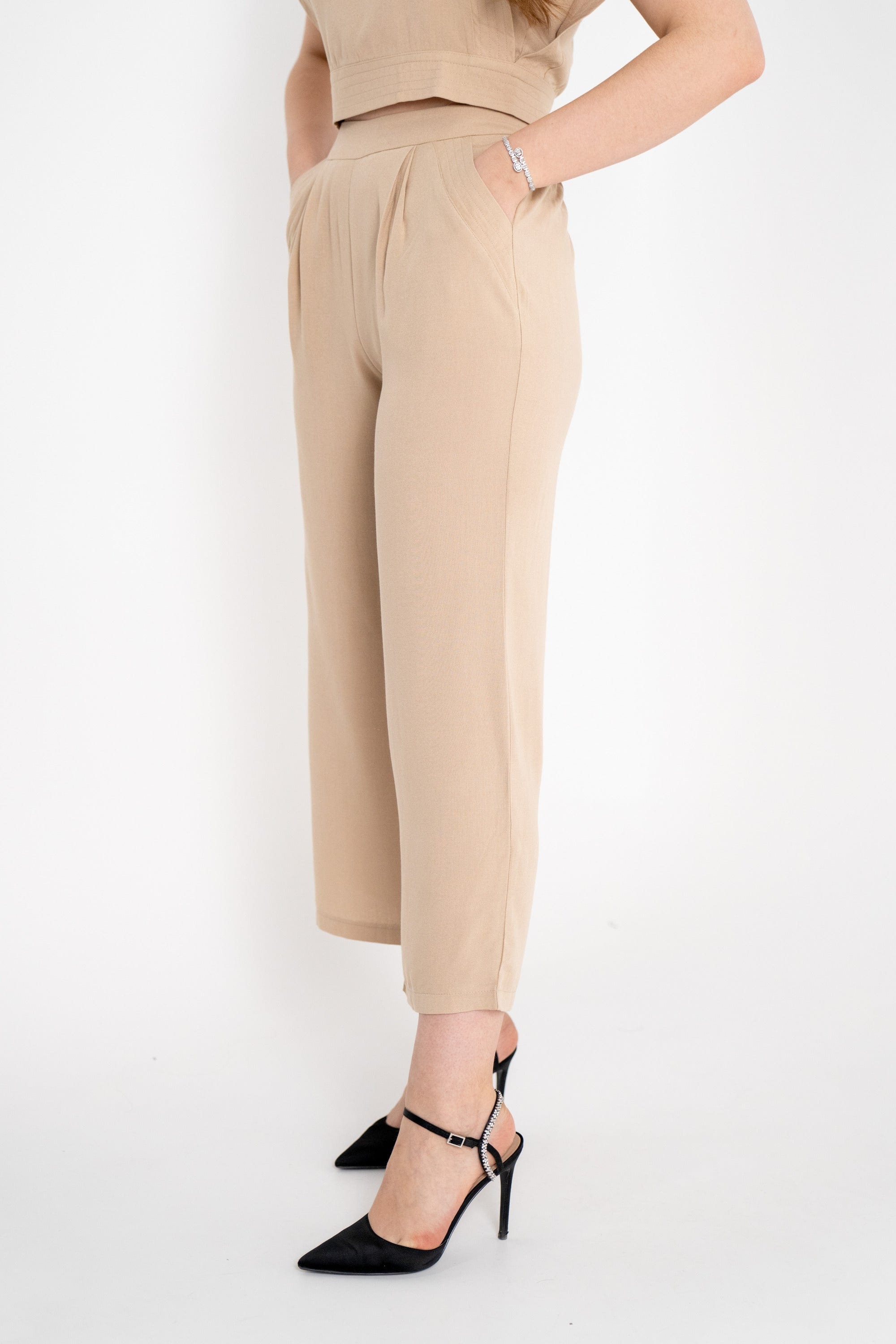 ميكا بنطلون سادة واسع بجيوب جانبية نسائي