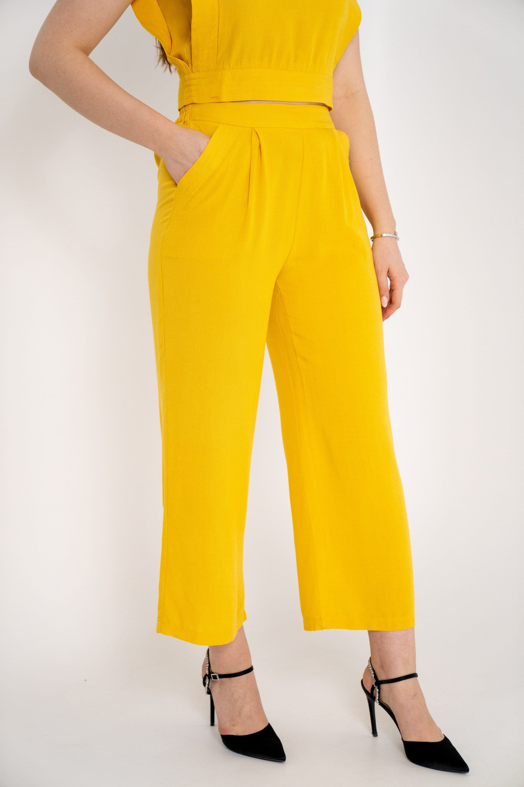 ميكا بنطلون سادة واسع بجيوب جانبية نسائي