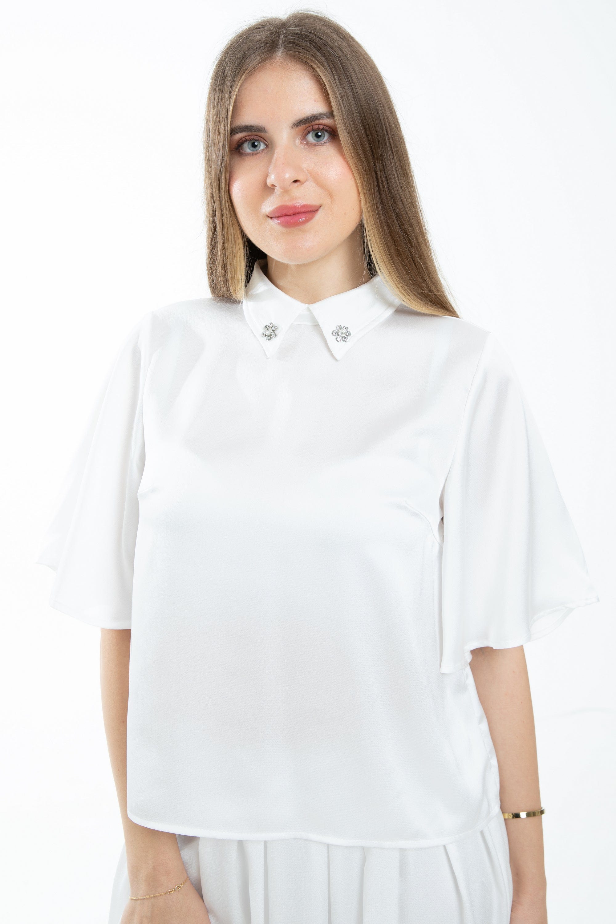 ميكا بلوزة ناعمة بأكمام فراشة وسيعة بياقة عريضة