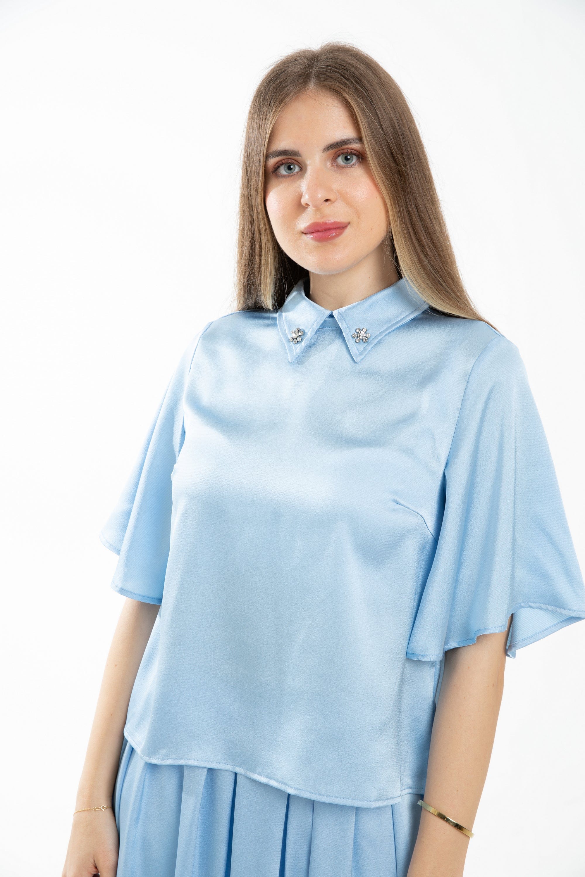 ميكا بلوزة ناعمة بأكمام فراشة وسيعة بياقة عريضة