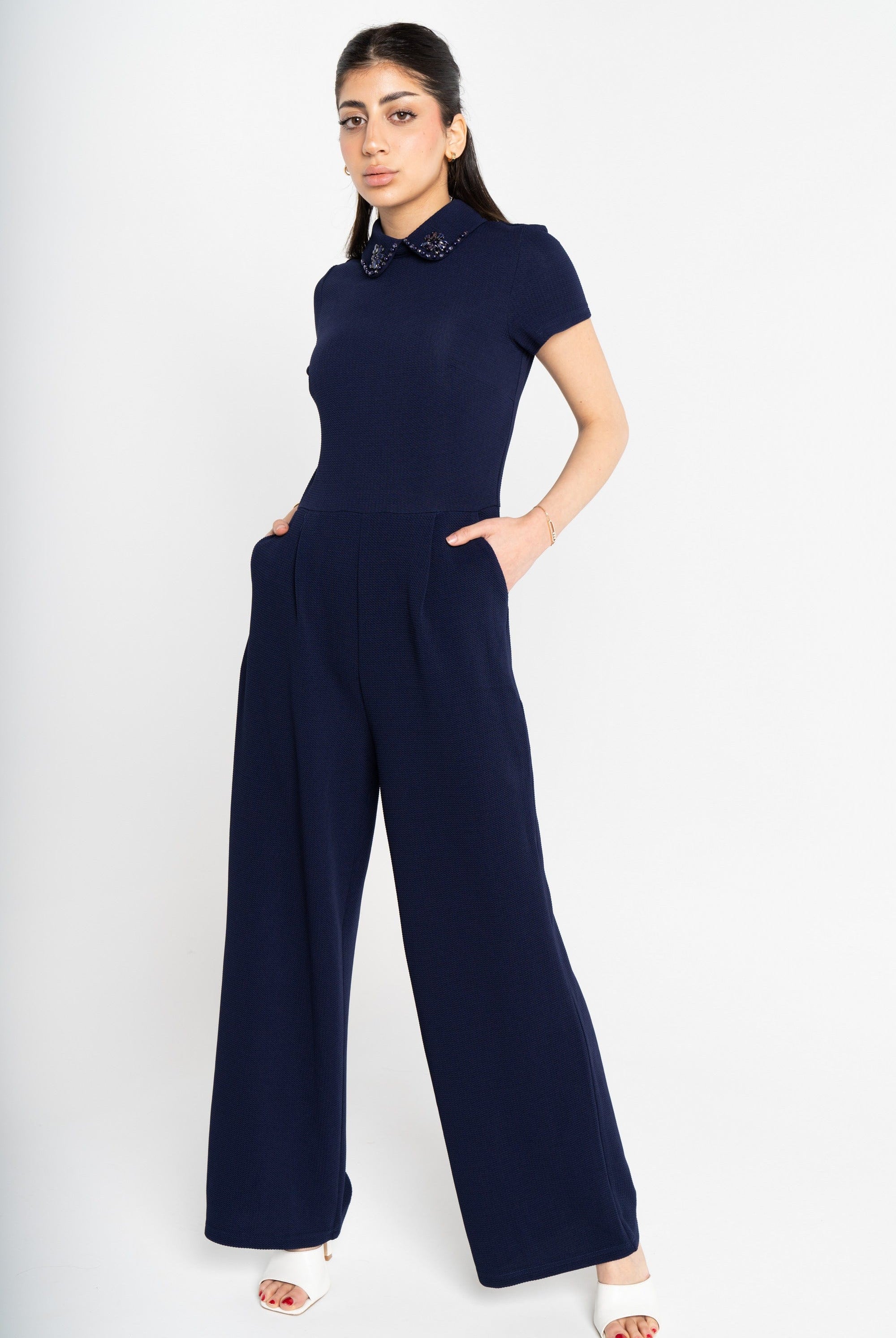 ميكا جمبسوت كلاسيك سادة بياقة مطرزة نصكم قصير