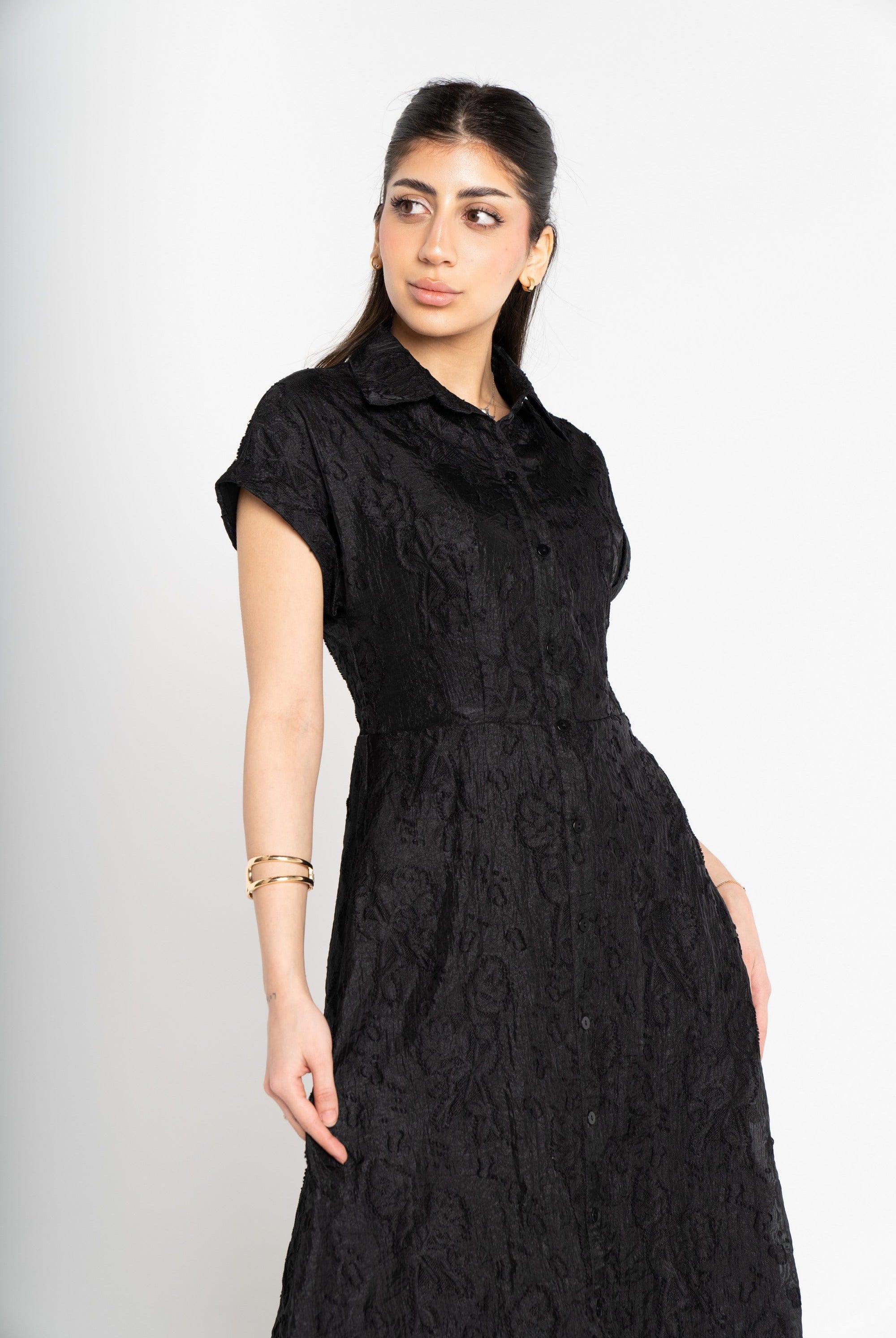 ميكا فستان ميدي أكمام قصير بياقة عريضة مزين بأزرار أمامية