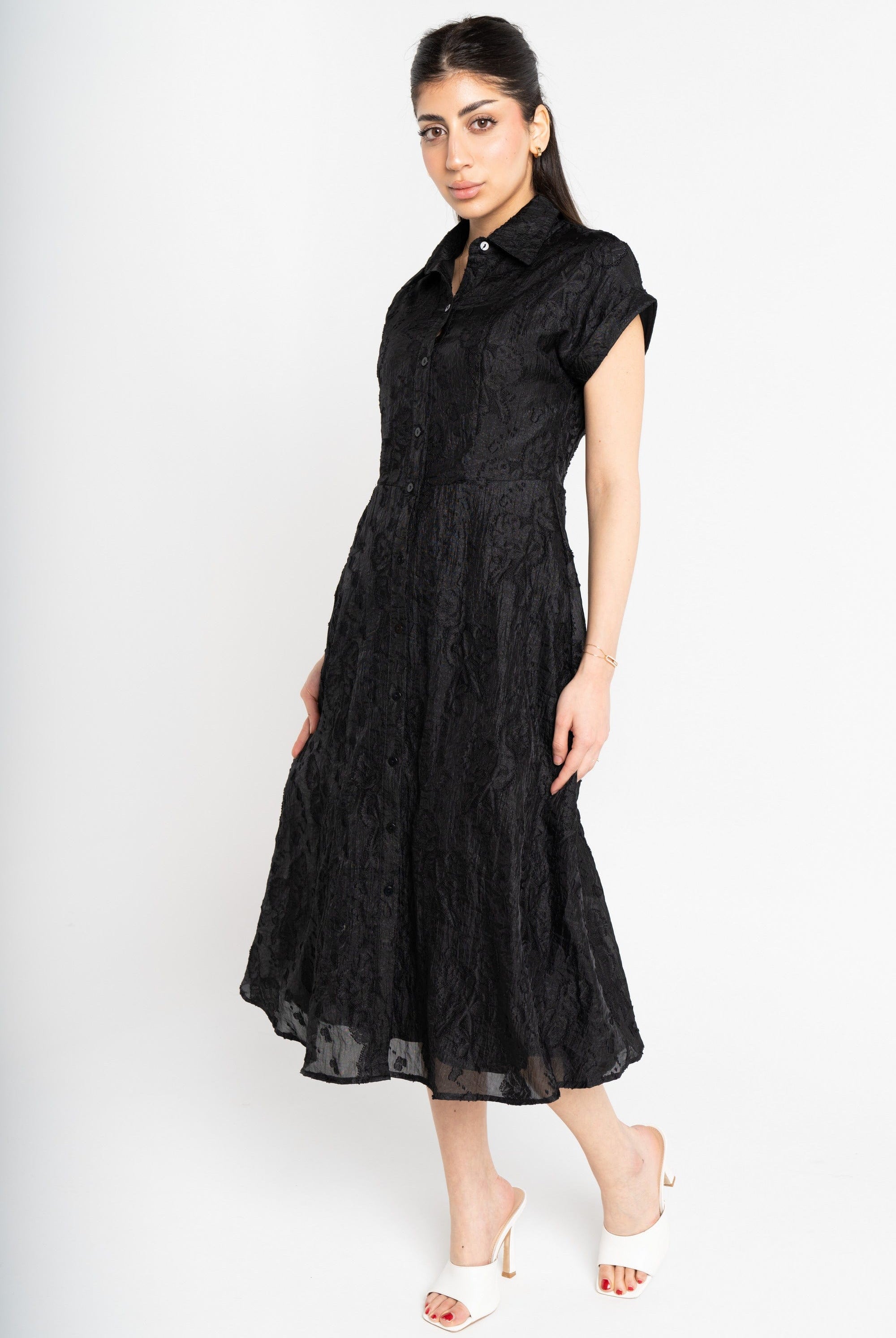 ميكا فستان ميدي أكمام قصير بياقة عريضة مزين بأزرار أمامية