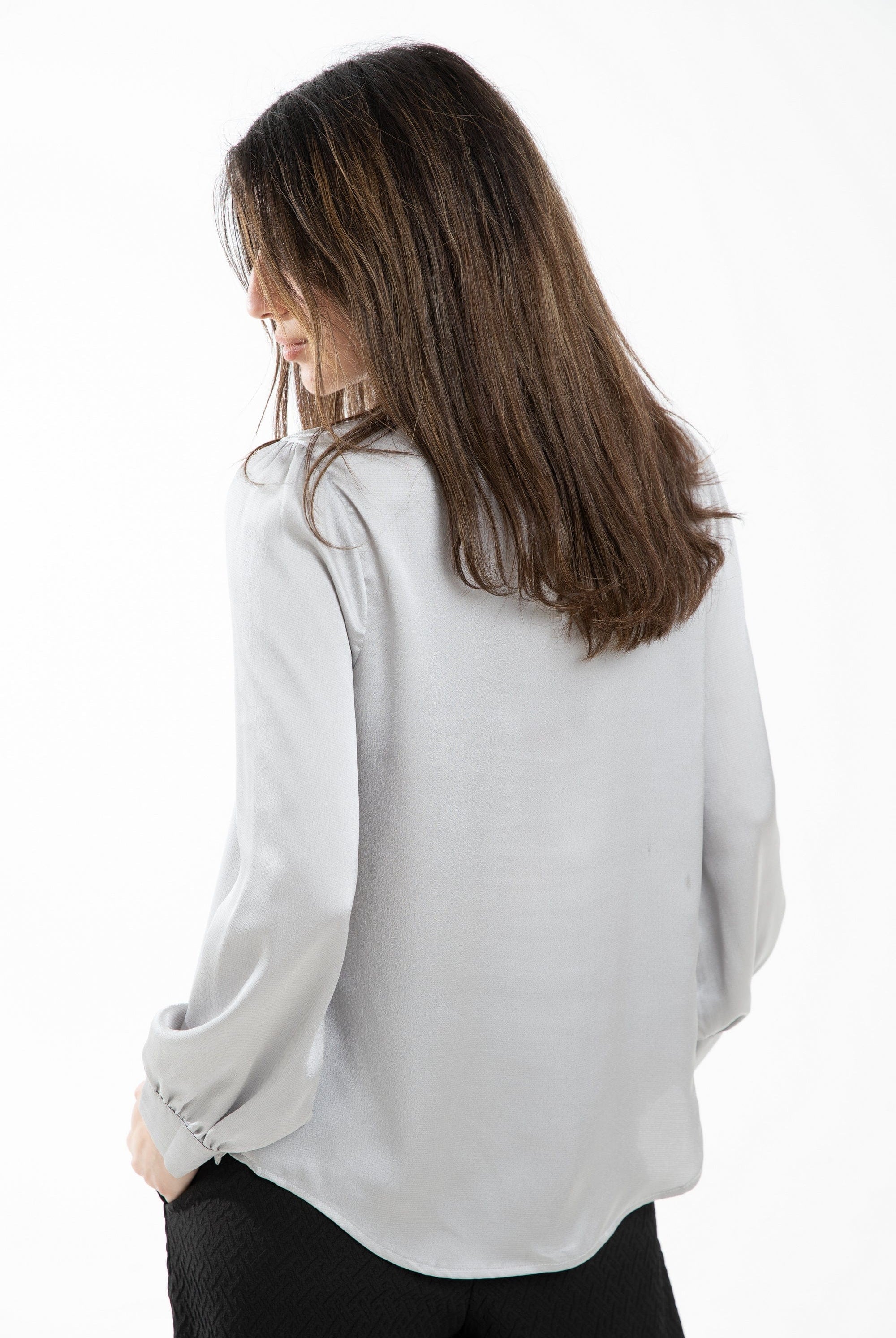 ميكا بلوزة سادة كم طويل بتطريز على الياقة نسائي