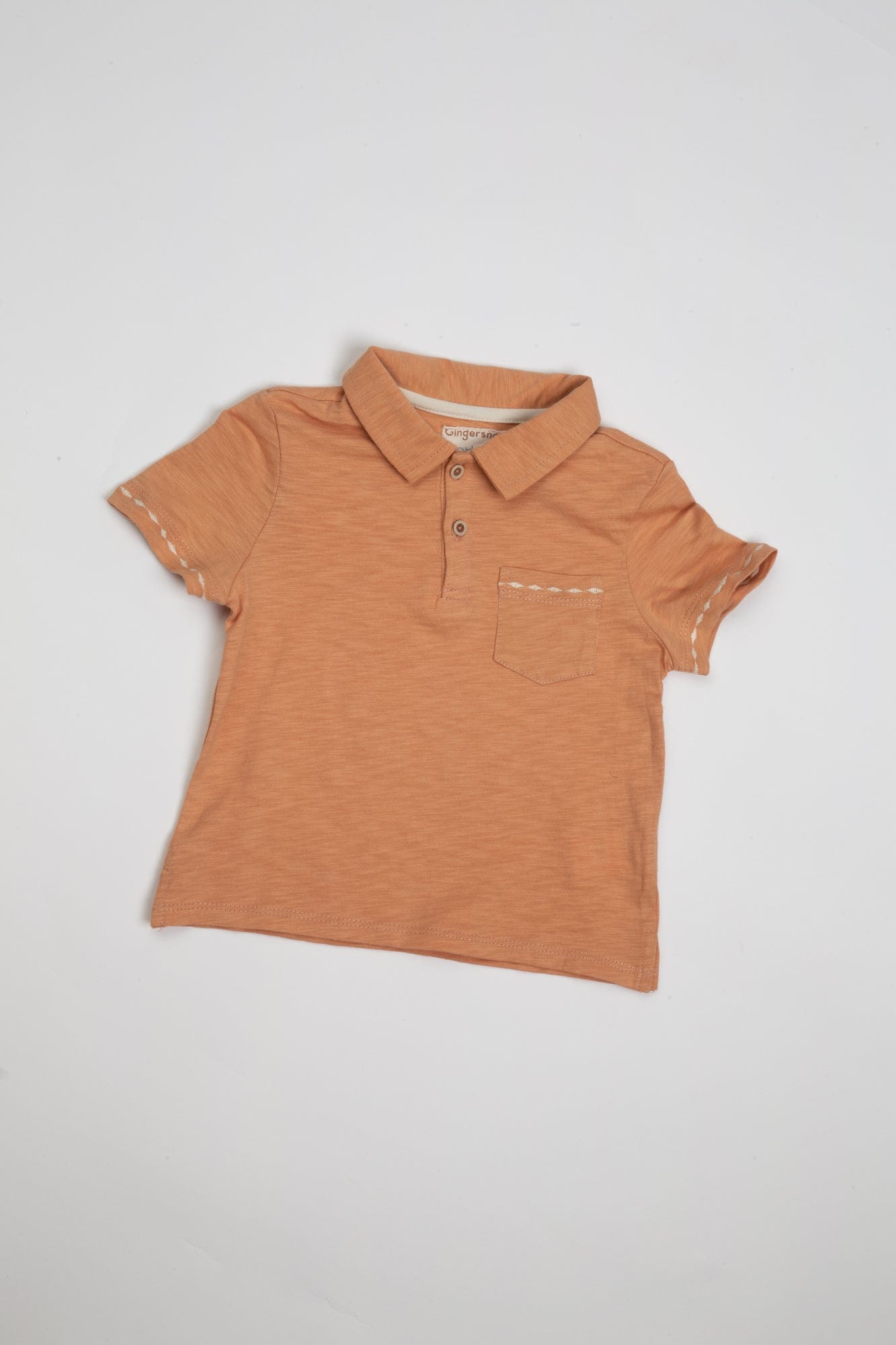جينجرسنابس تيشيرت بولو أولادي مزين بتطريز علي الصدر والكم بني