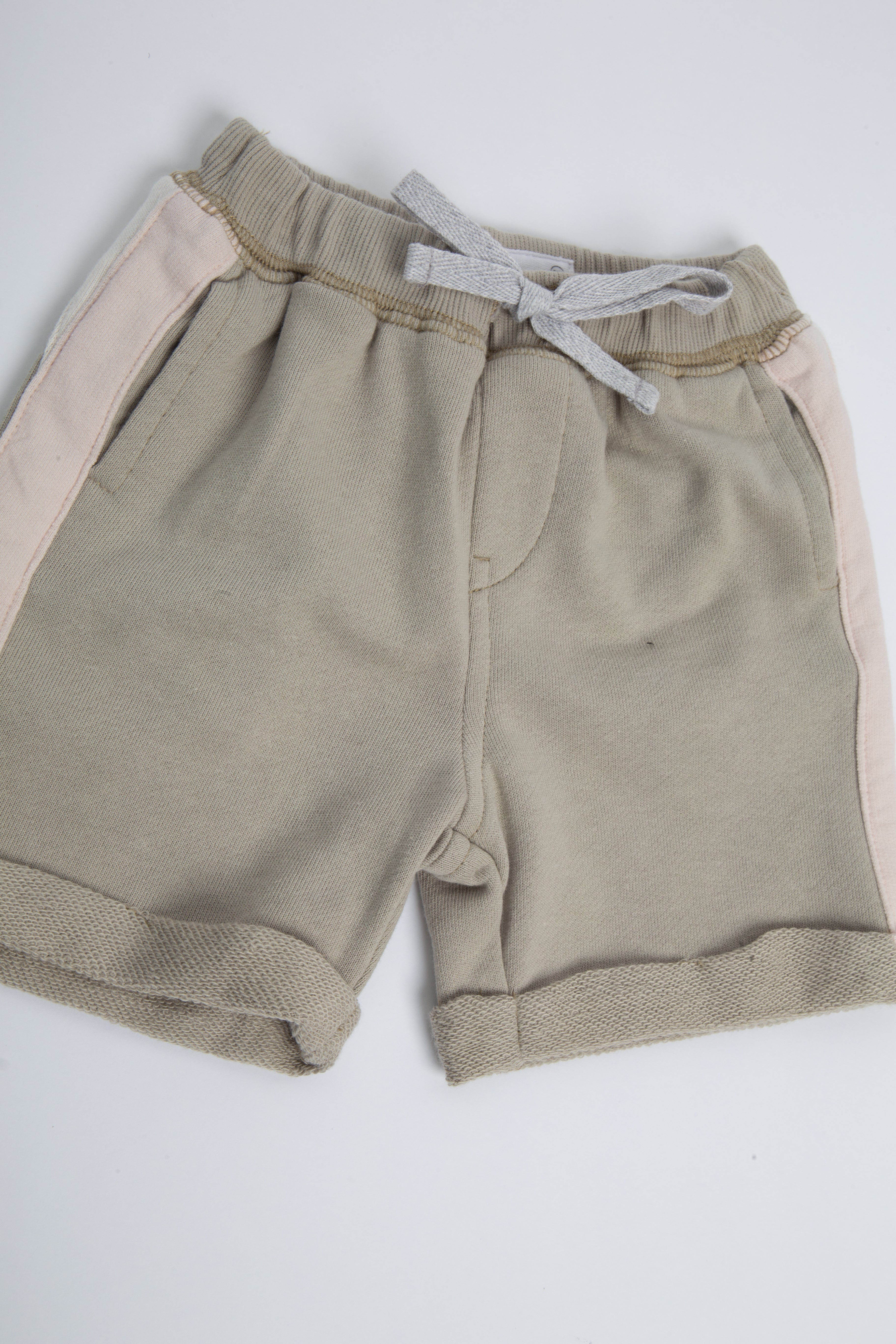 جينجرسنابس شورت شتوي بخط من الجانب أخضر