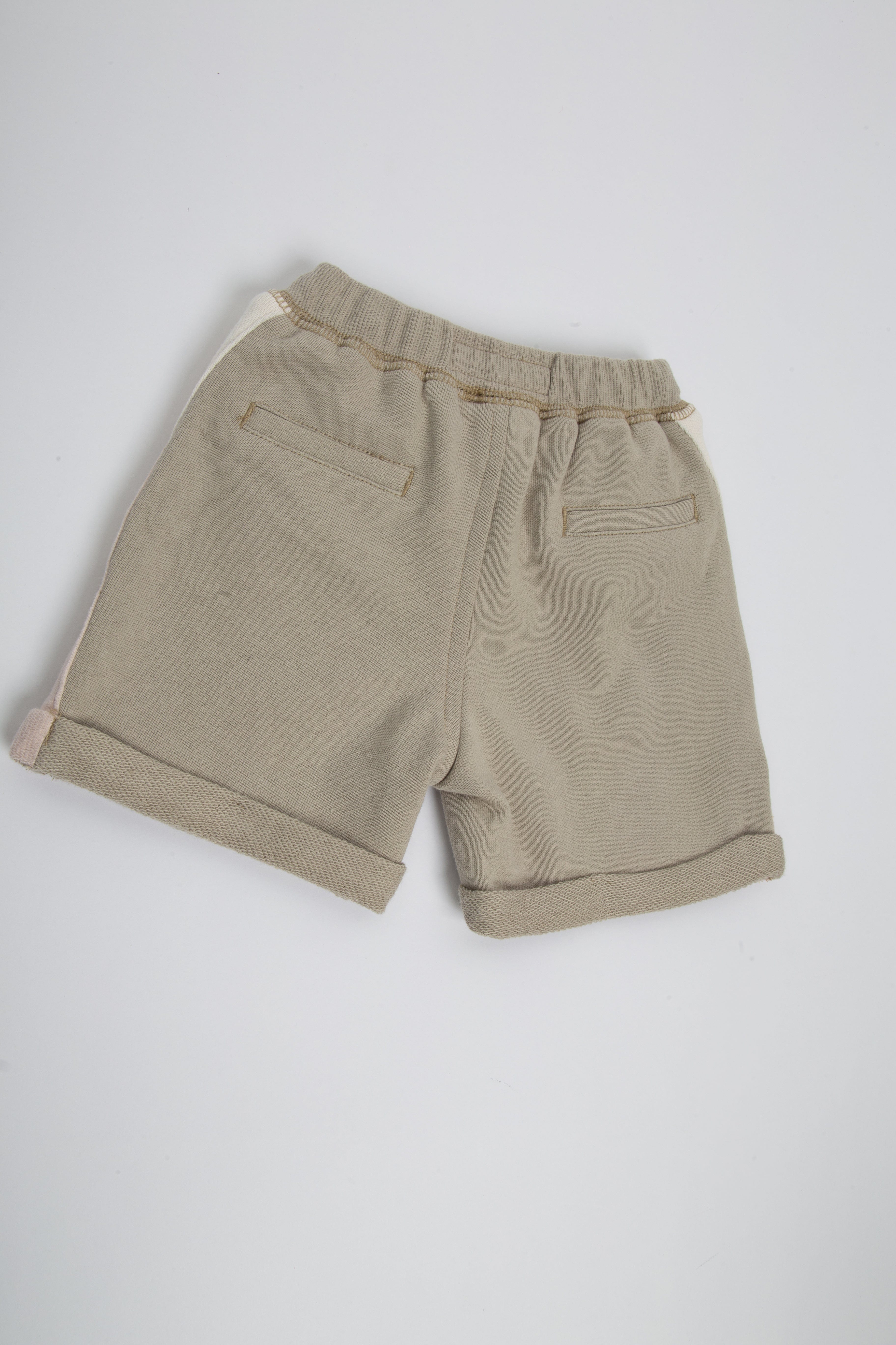 جينجرسنابس شورت شتوي بخط من الجانب أخضر