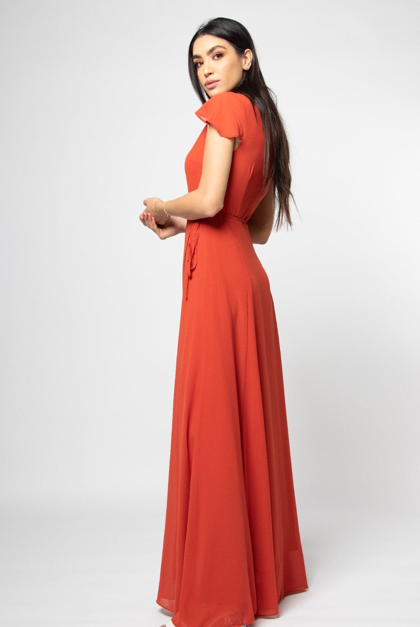 ميكا فستان طويل سادة مفتوح برقبة سبعة طويلة كم قصير شيفون