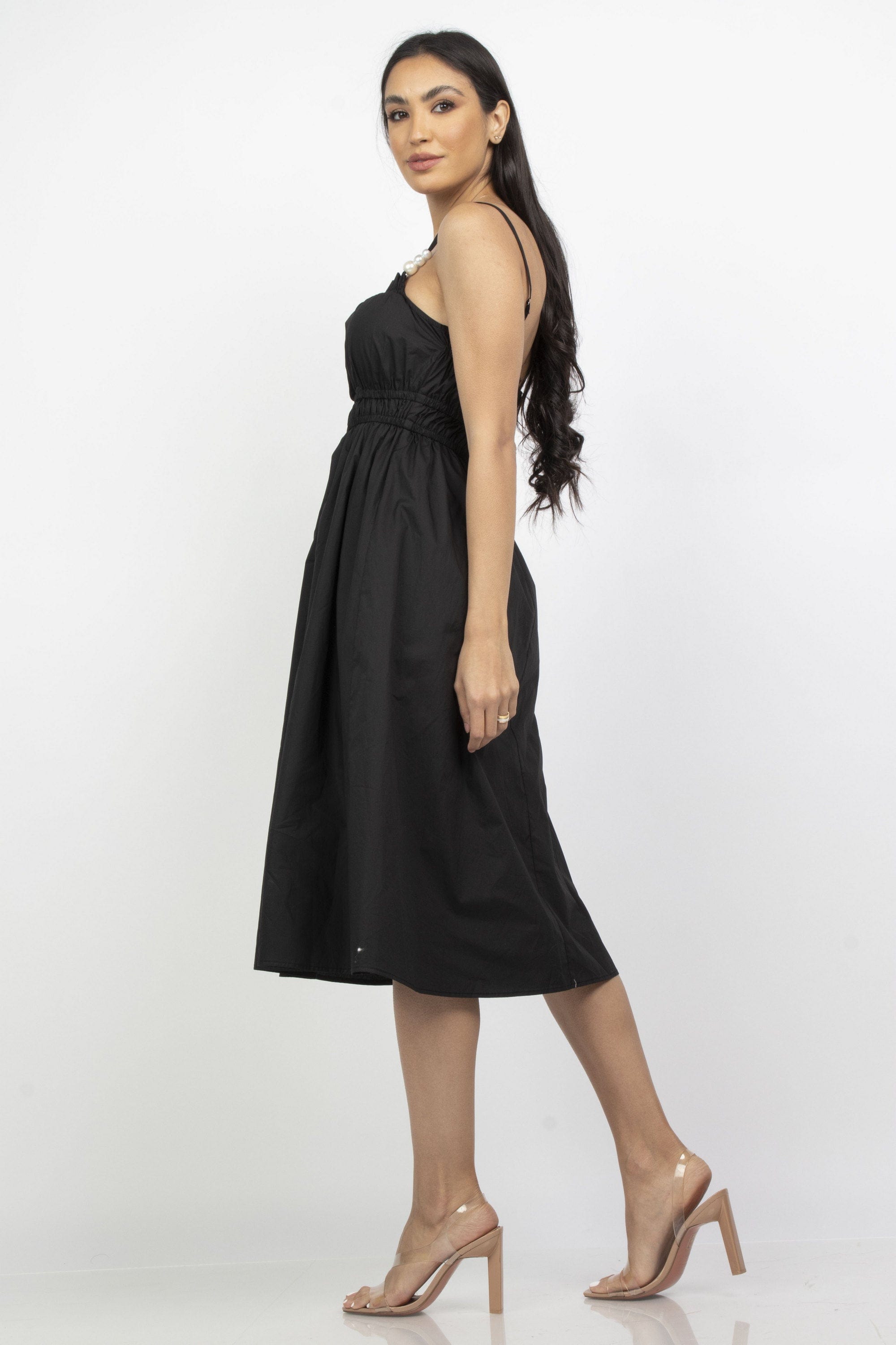 ميكا فستان ميدي حمالات رفيعة سادة مخصر مزين بكرانيش عند الصدر