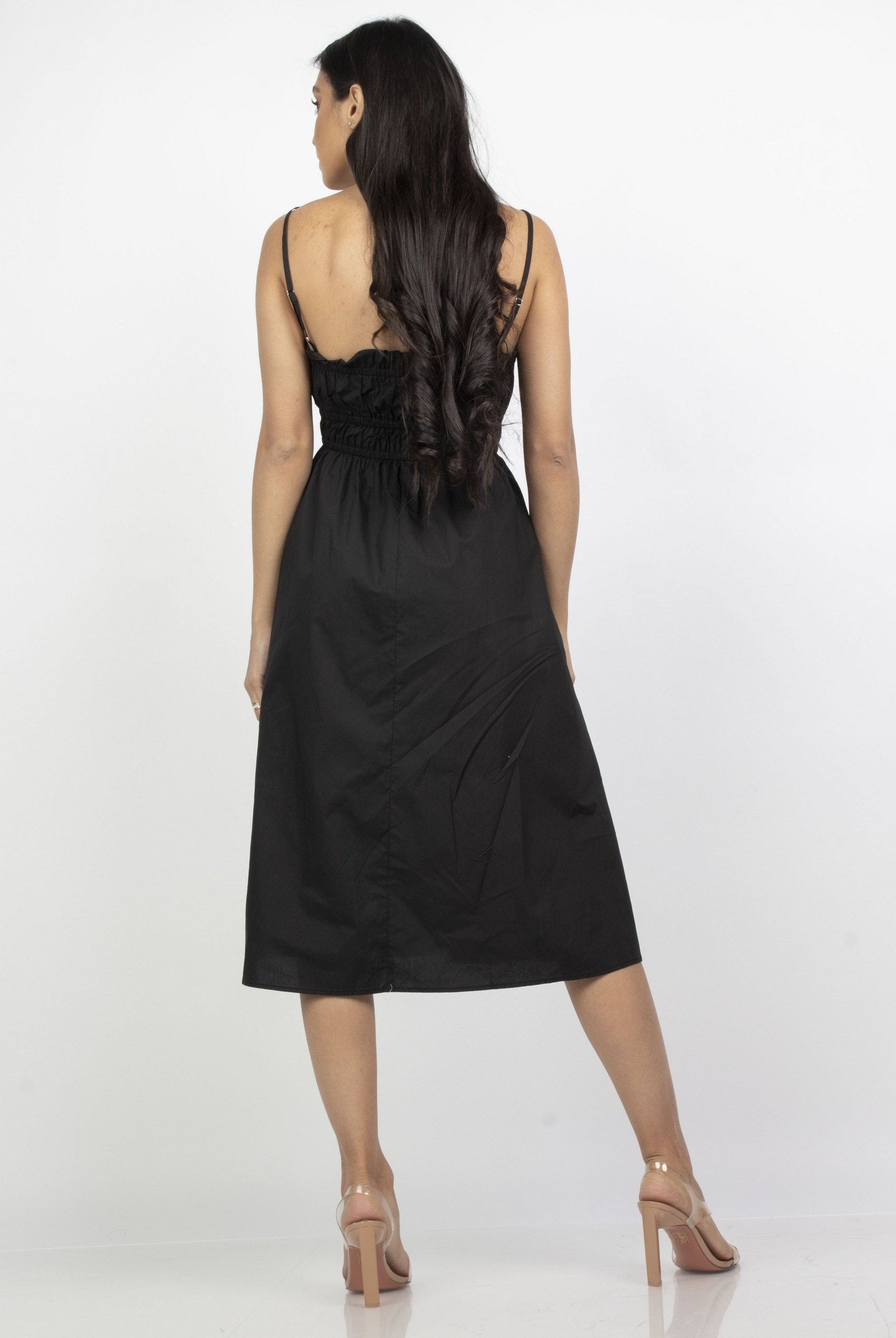 ميكا فستان ميدي حمالات رفيعة سادة مخصر مزين بكرانيش عند الصدر