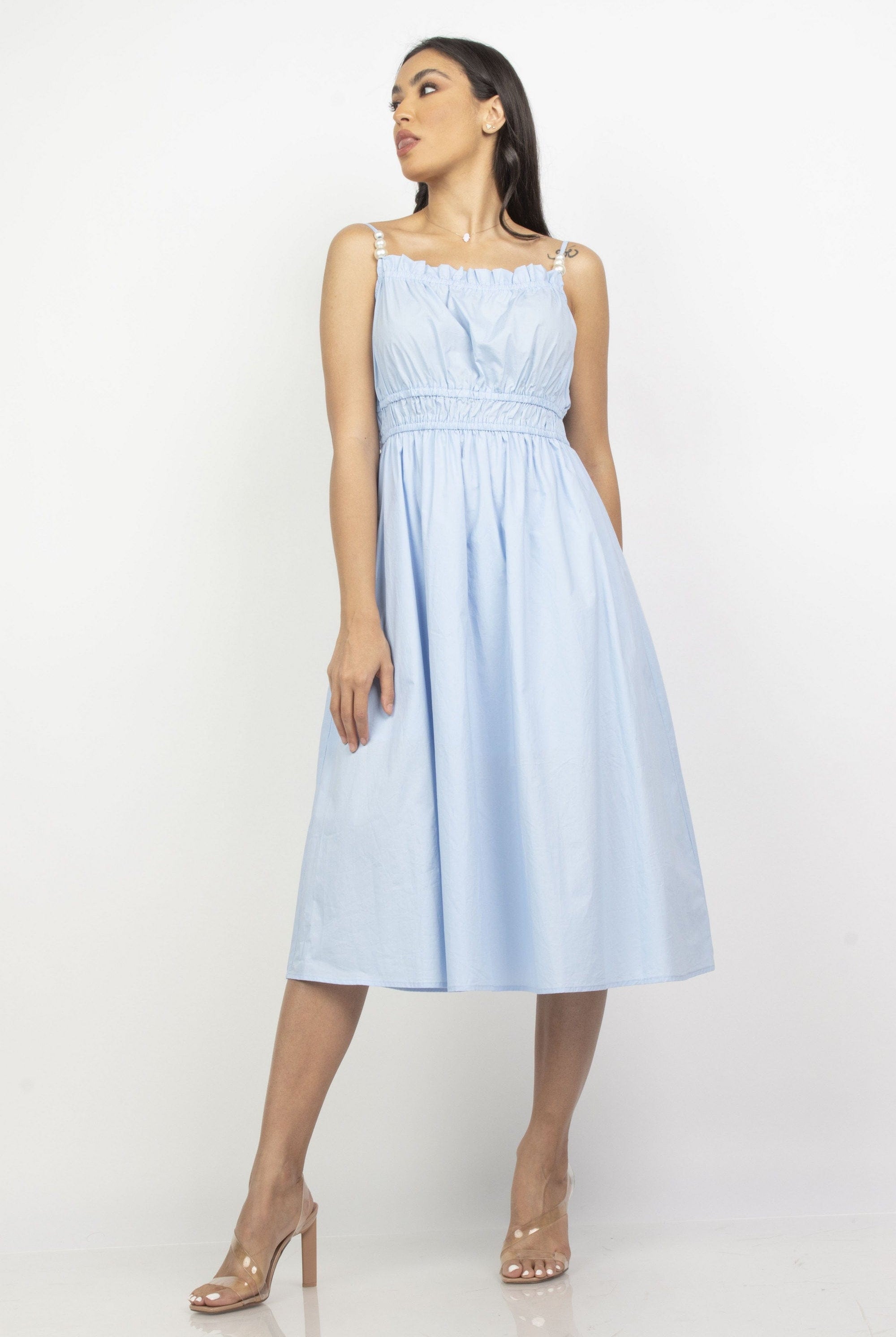 ميكا فستان ميدي حمالات رفيعة سادة مخصر مزين بكرانيش عند الصدر