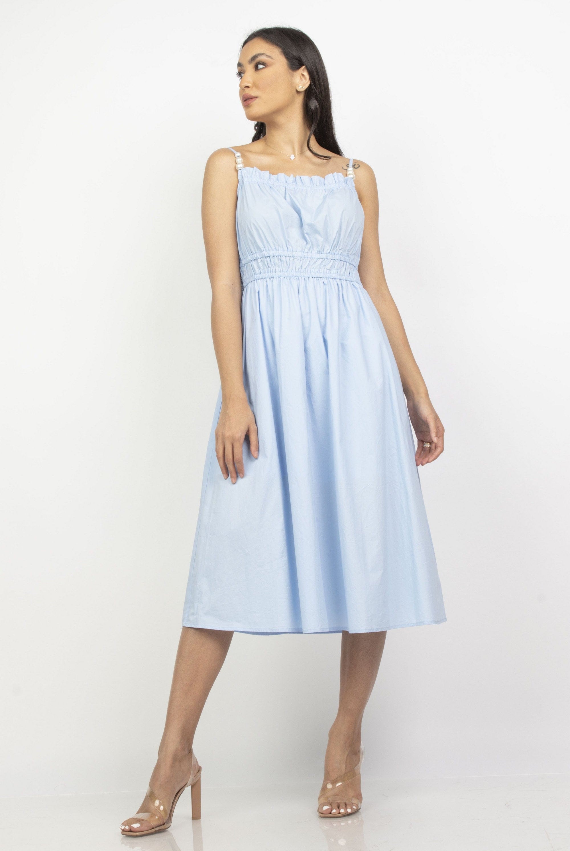 ميكا فستان ميدي حمالات رفيعة سادة مخصر مزين بكرانيش عند الصدر