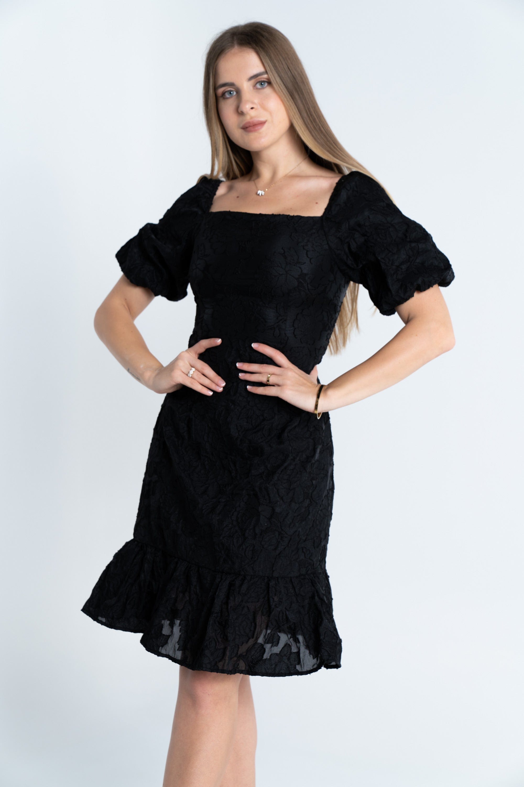 ميكا فستان قصير مطرز ياقة مربعة كم قصير بف نسائي