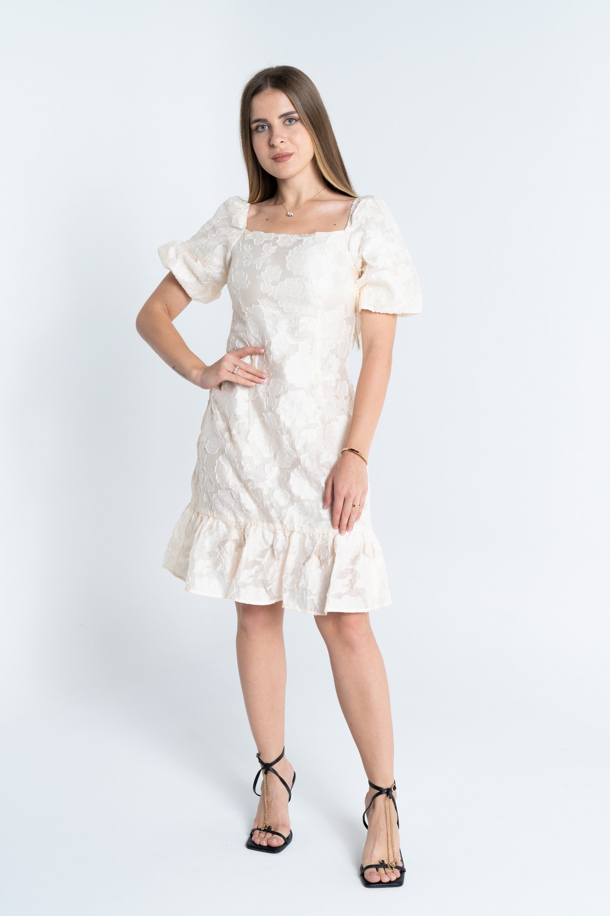 ميكا فستان قصير مطرز ياقة مربعة كم قصير بف نسائي