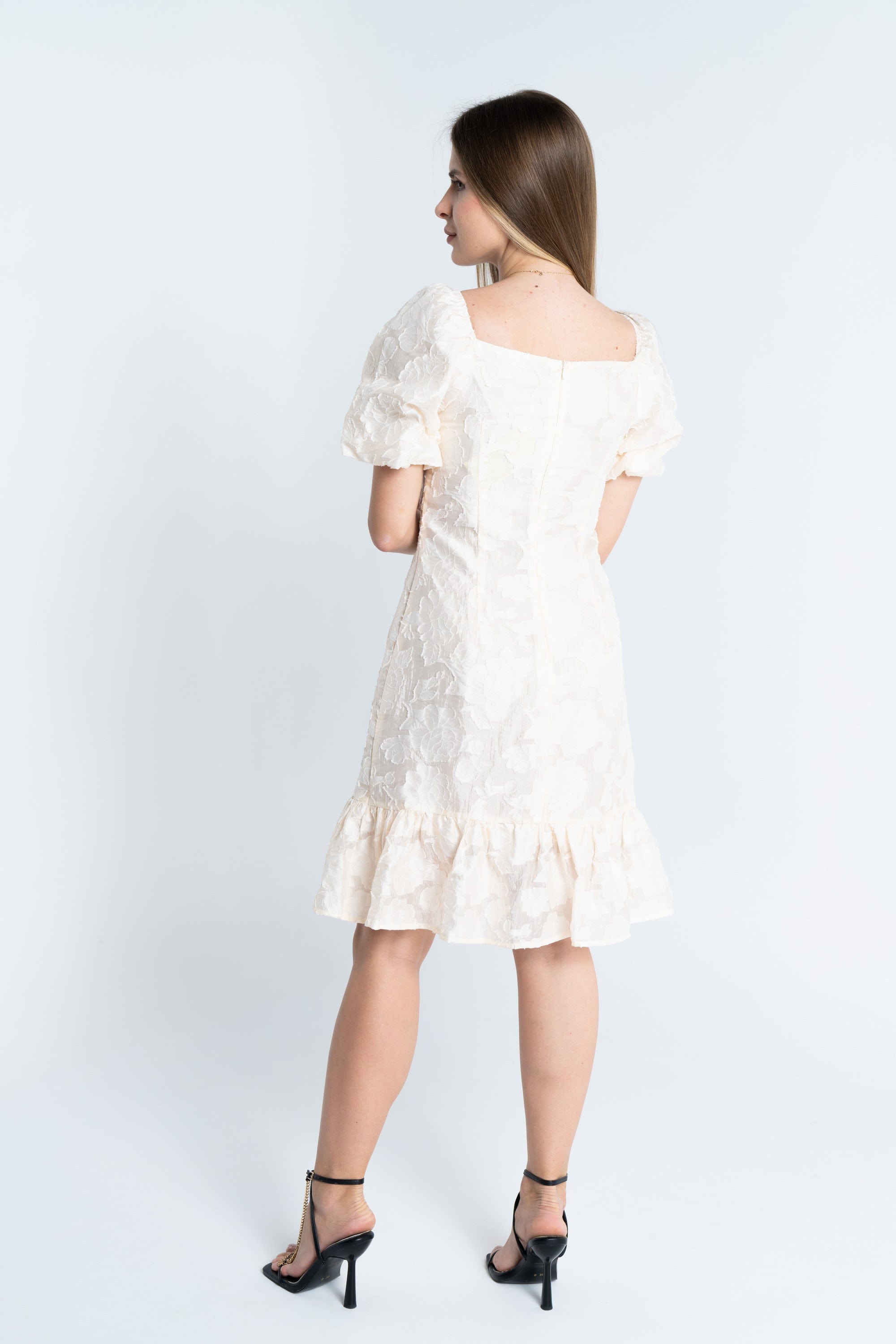 ميكا فستان قصير مطرز ياقة مربعة كم قصير بف نسائي